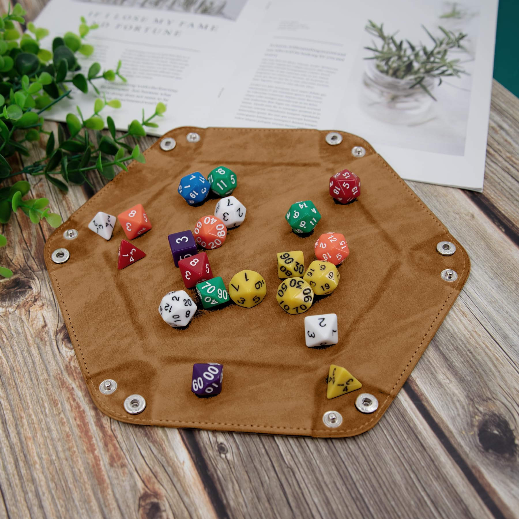 SIQUK Lot de 8 plateaux à dés hexagonaux pliables en cuir synthétique pour jeux de dés comme les RPG, DND et autres jeux de table (rouge, bleu, violet, noir, vert, jaune, camel, gris)