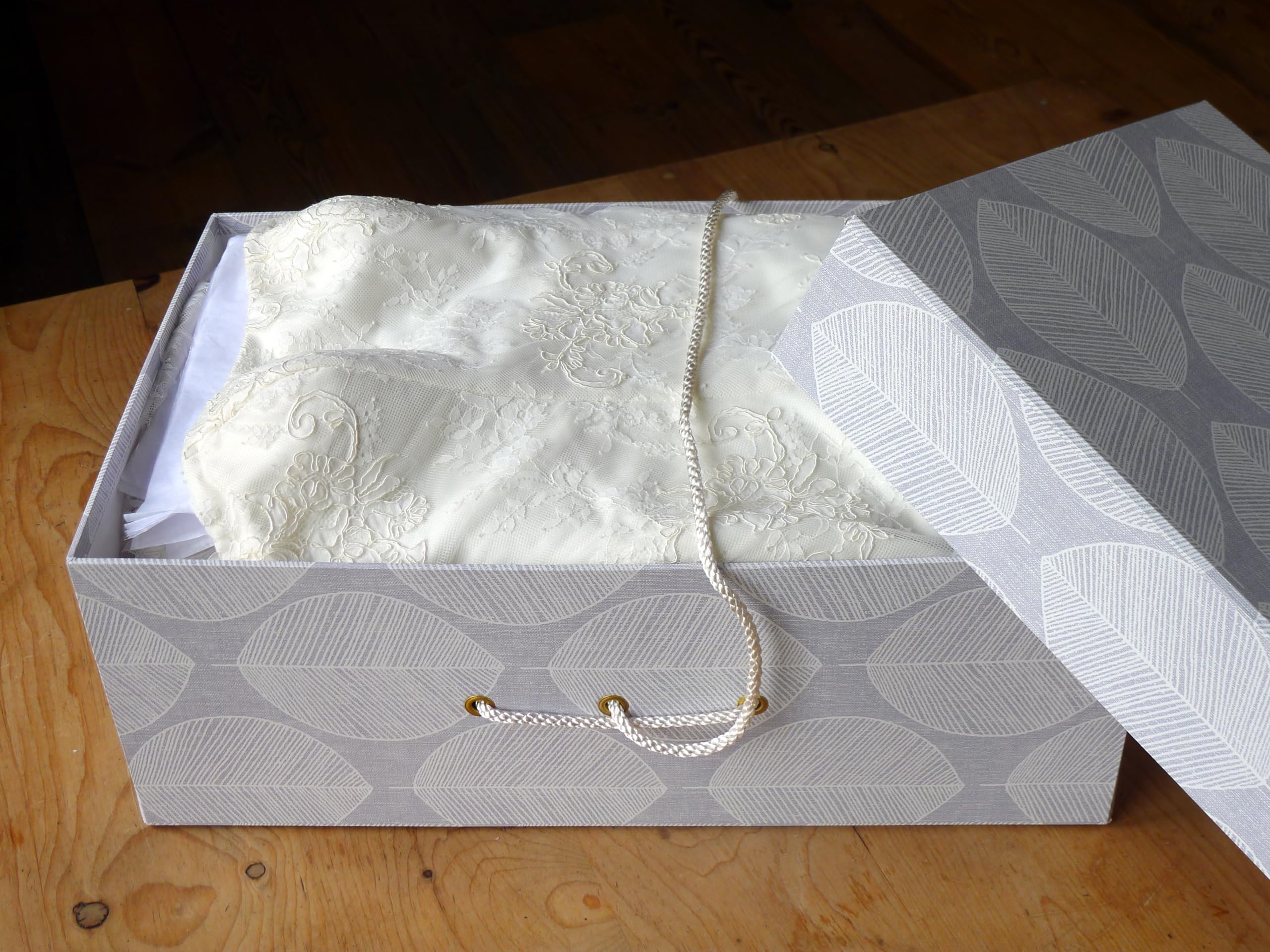 Yours To Keep MAXI ROZMIAR PUDEŁKO PODRÓŻNE NA SUKIENKĘ ŚLUBNEJ (wzór w liście skandi - 55 cm x 35 cm x 20 cm) skrzynka podróżna do samolotu, pasuje do bagażu podręcznego