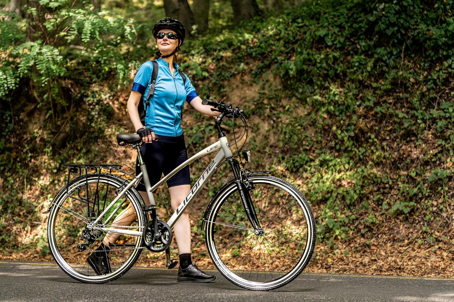 Licorne Bike Bicicletta da trekking Premium da 28 pollici, adatta a uomini, donne, ragazzi e ragazze, con cambio Shimano a 21 marce, L-V-ATB