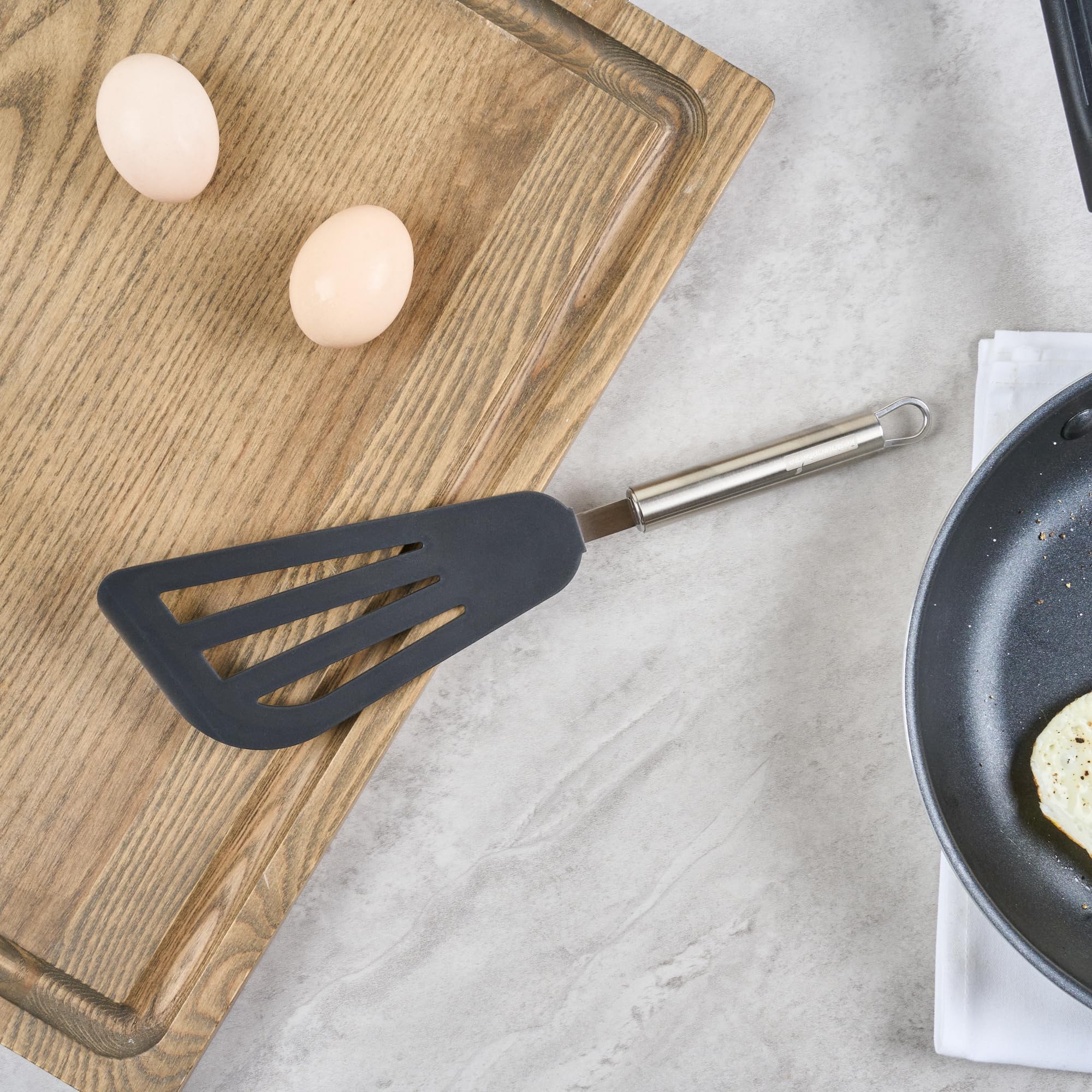 Restaurantware - Espátula de cocina estándar alemana de 12.7 pulgadas, 1 espátula de pescado resistente al calor, hoja ranurada, lavavajillas, espátula de nailon negro con mango de acero inoxidable,