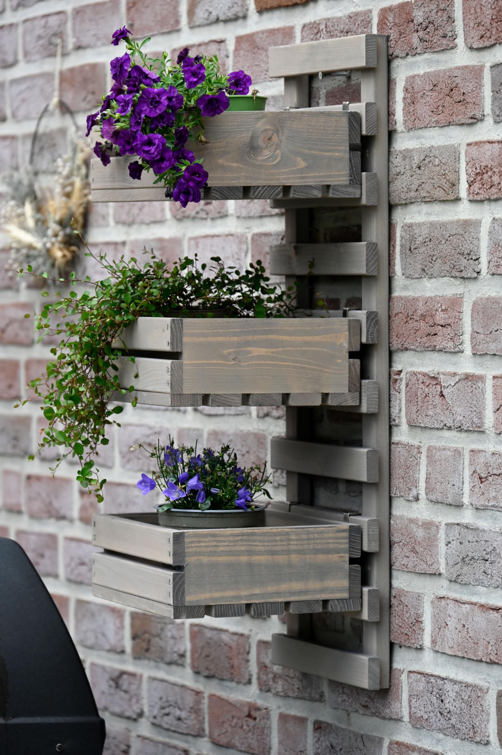 dobar® green label 58387FSCe | 3-stufige Blumenleiter für die Wandmontage | Flexibles Wandregal aus robustem Holz| Pflanztreppe für Garten/Terrasse/Balkon | 29,5 x 26,5 x 74,5 cm | Grau