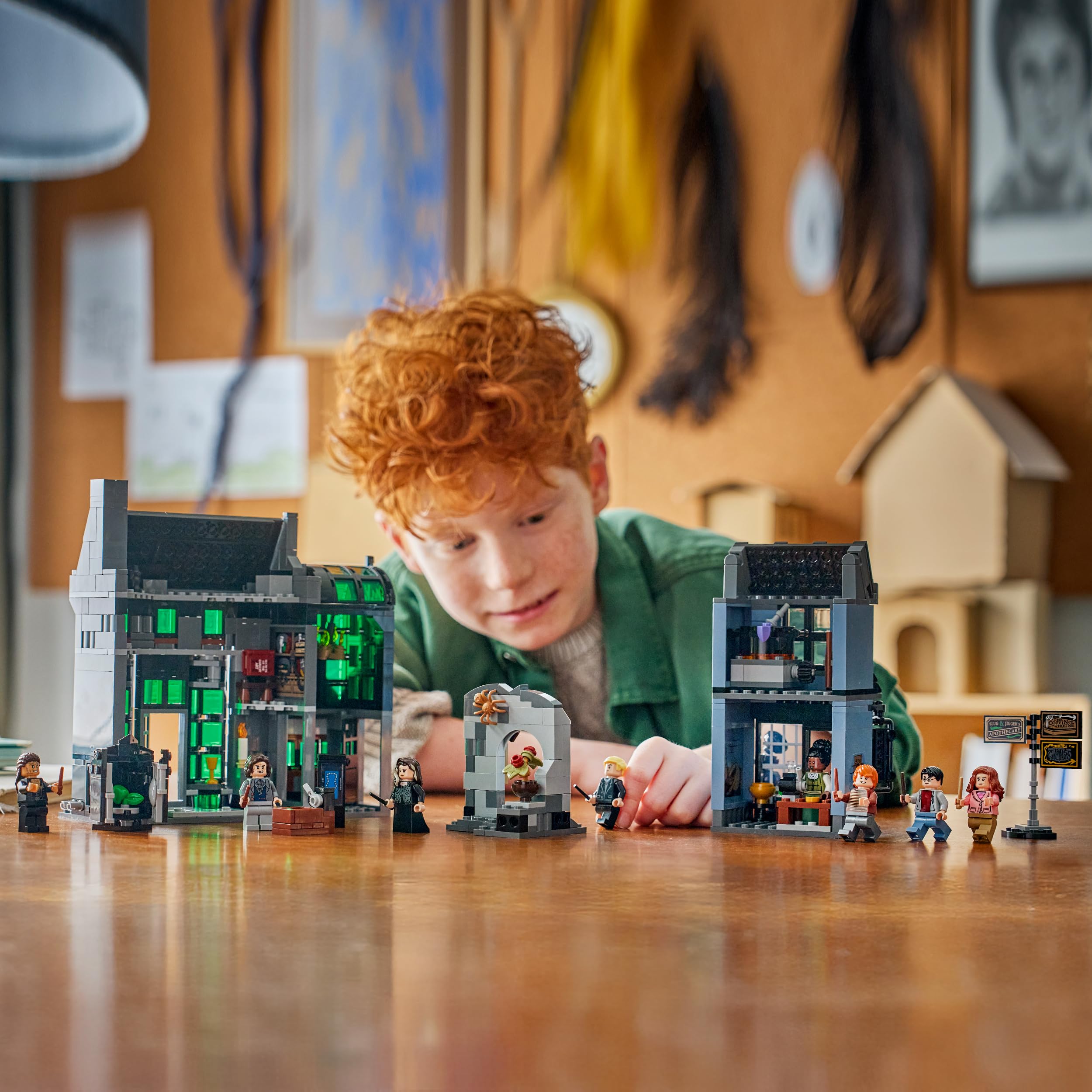 LEGO Harry Potter Magiczne sklepy na ulicy Śmiertelnego Nokturnu 76471 | Modele sklepów, zestaw z figurkami, prezent dla fana Harry’ego Pottera 8+, zestaw klocków dla dzieci, 788 elementów