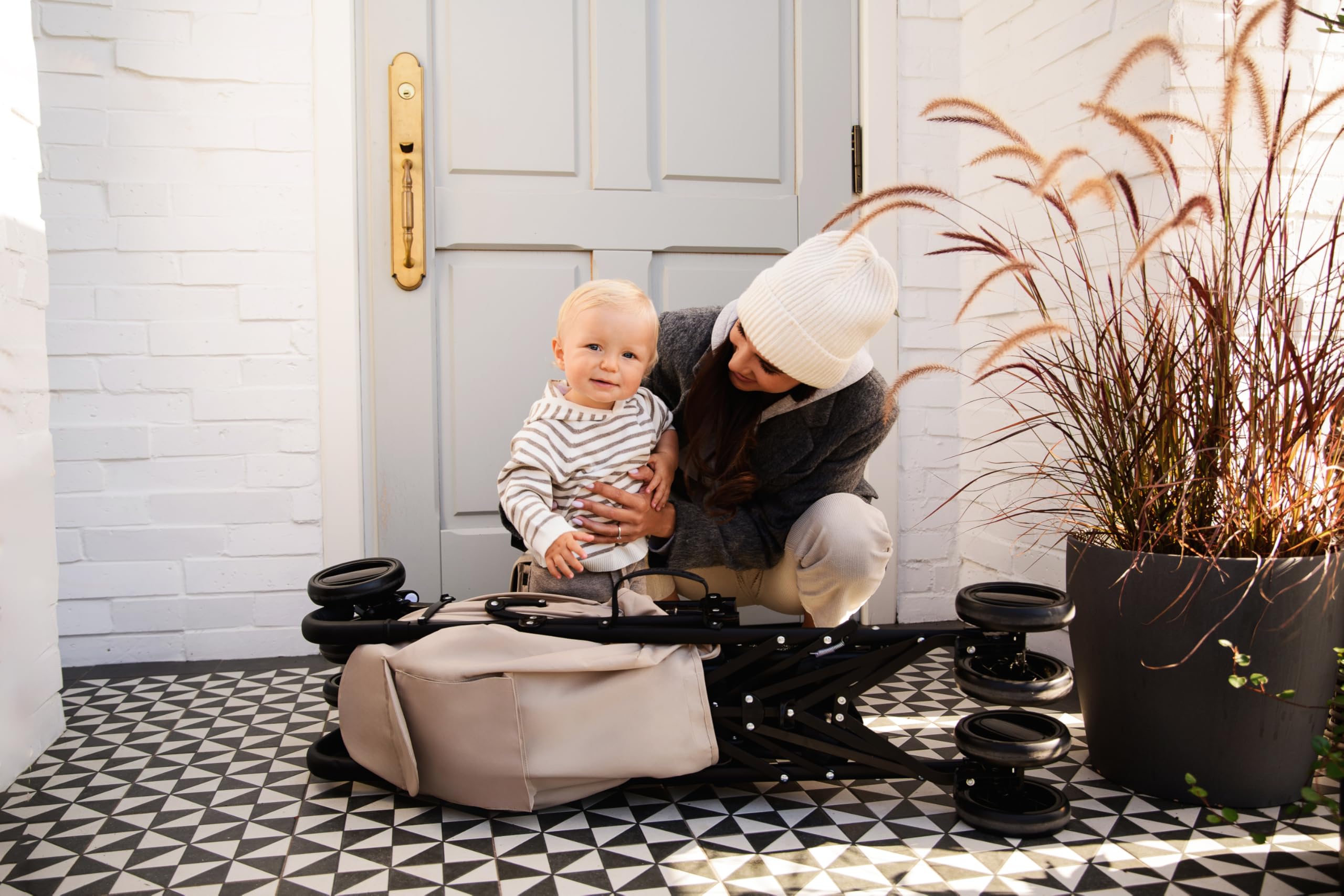 MoMi AKIRA poussette pour enfants à partir de 6 mois (jusqu’à 15 kg), harnais de sécurité 5 points réglable, sac, panier de courses, habillage pluie et moustiquaire.