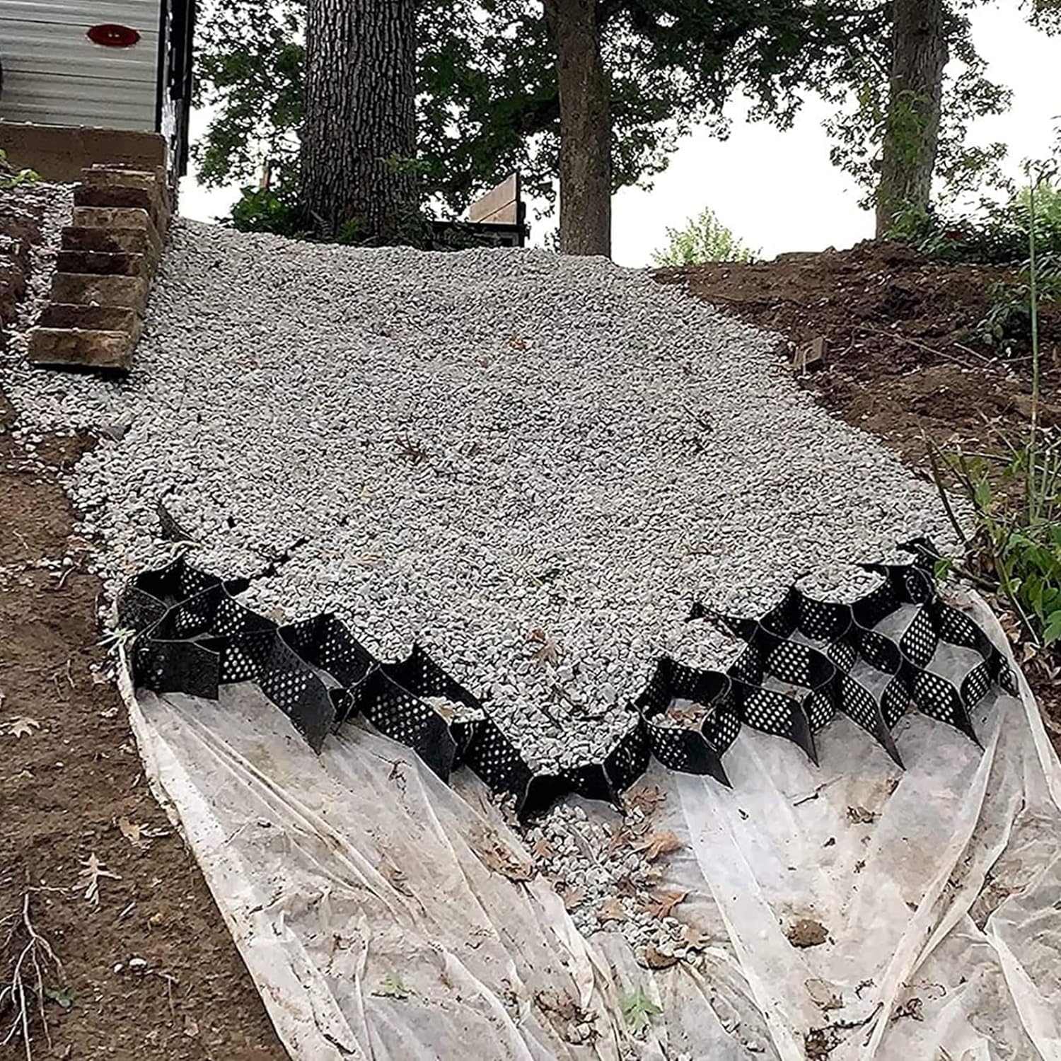 Stabilisateur de grille géocellulaire antidérapant pour flanc de colline