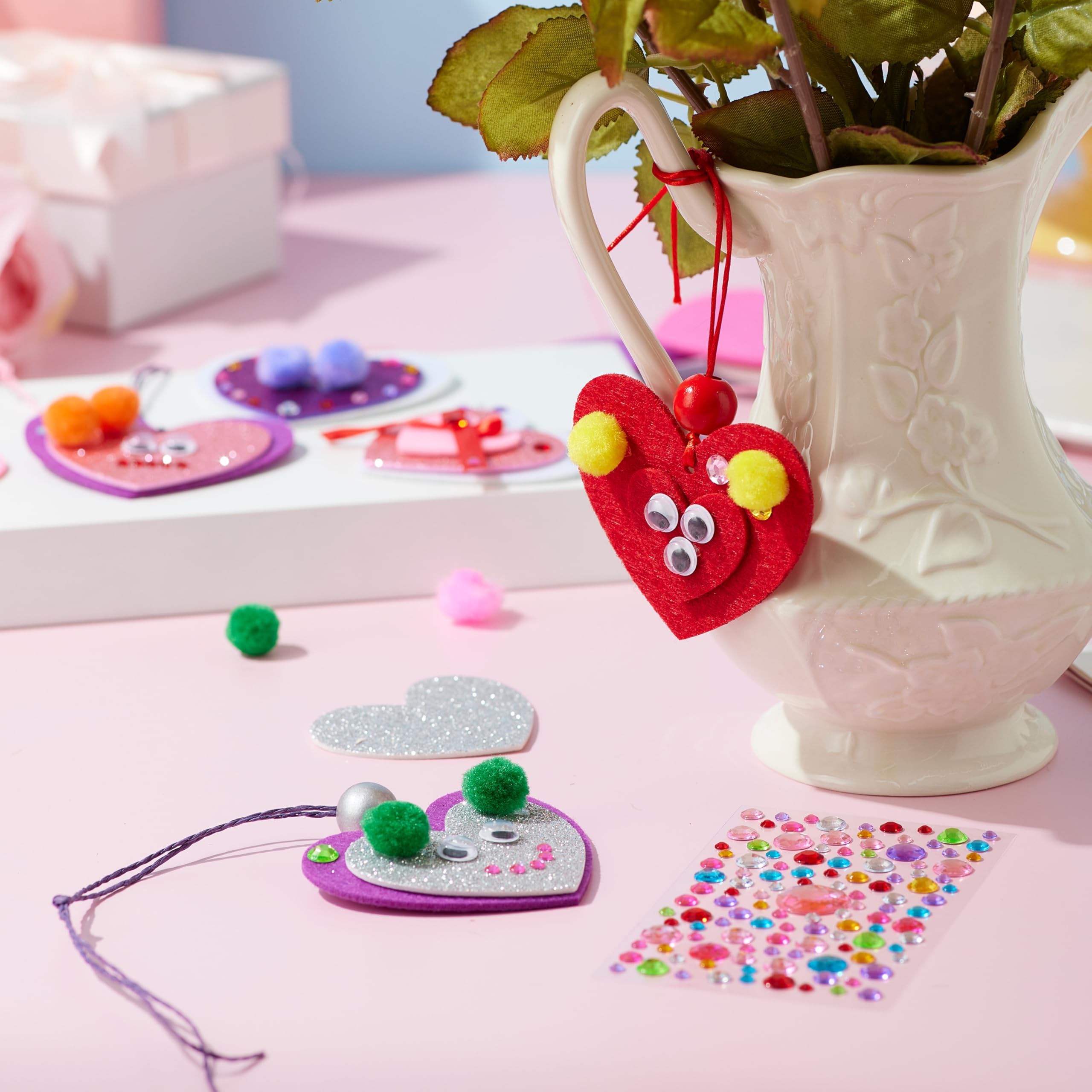 JOYIN Filz-Bastelset zum Selbermachen, Filz- und Glitzer-Herzen und Holzperlen, Kunststoffaugen und bunte Papierseile für Valentinstag, Kinder, Bastelaktivitäten, Partys, Klassenzimmer, Ornamente