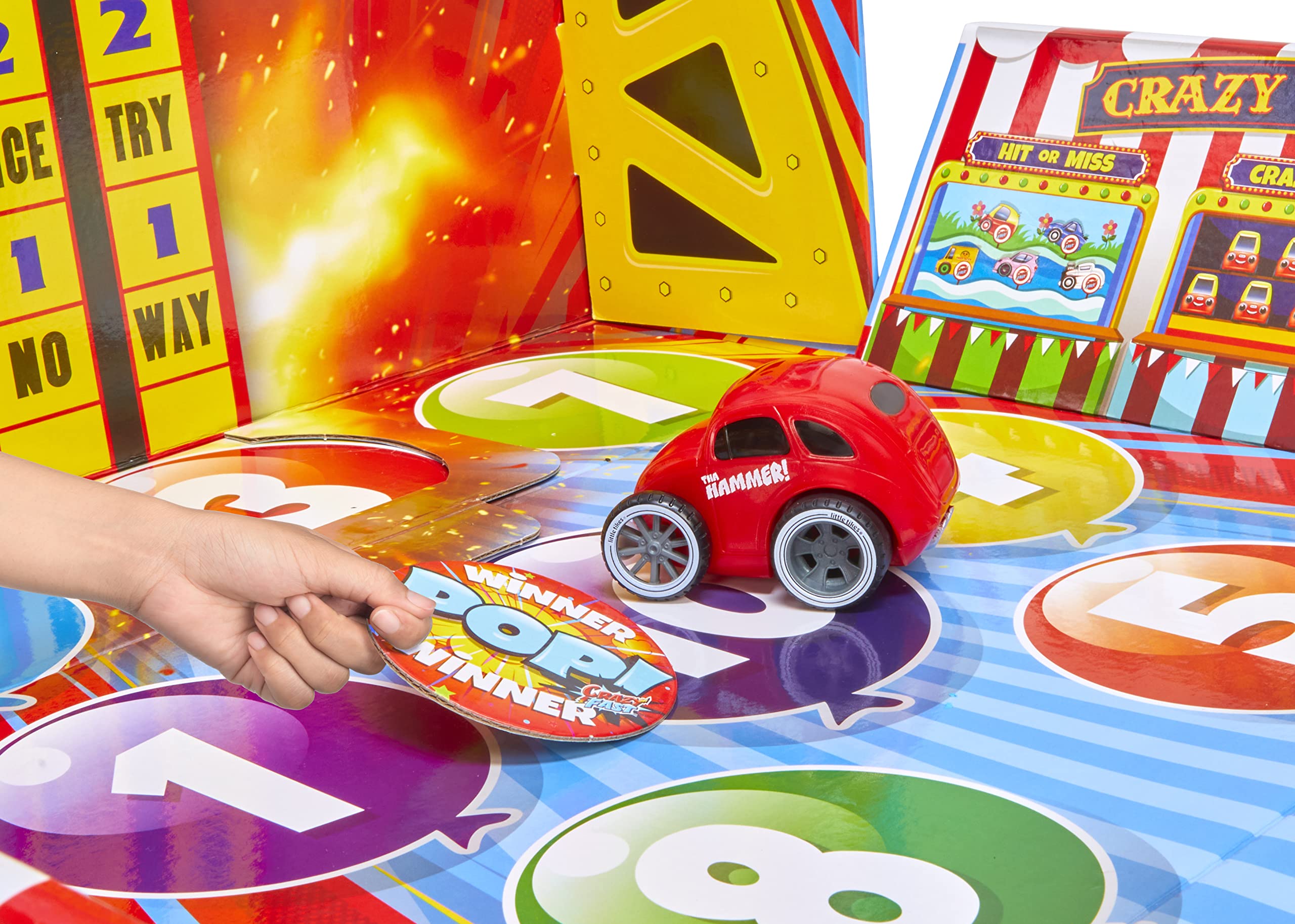 Little Tikes Flip & Fly Carnival Crazy Fast a Tema Luna Park; Con un'Esclusiva Macchinina Giocattolo a Spinta, una Catapulta, una Rampa, 2 Giochi e una Campana; Percorre fino a 15,25 Metri; Età: 3+