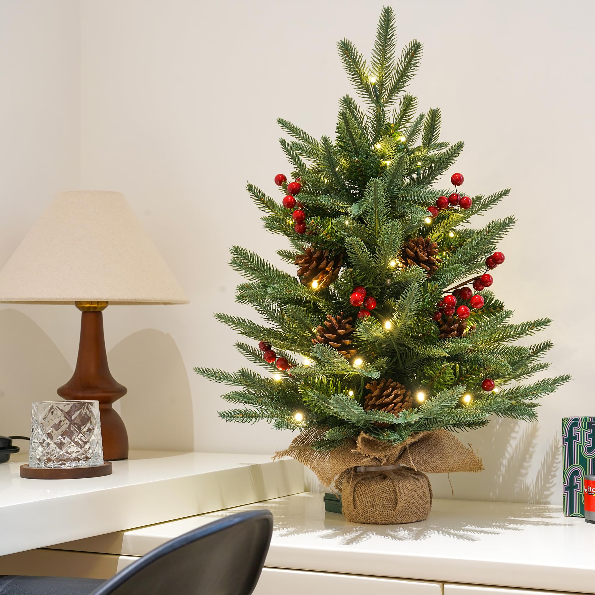 Mini kerstboom 2 ft met 50 LED-verlichting, 80 tips mini dennenboom kunstmatige kleine kerstboom met timer 24 inch tafelblad boom kerstdecoratie voor slaapkamer open haard mantel
