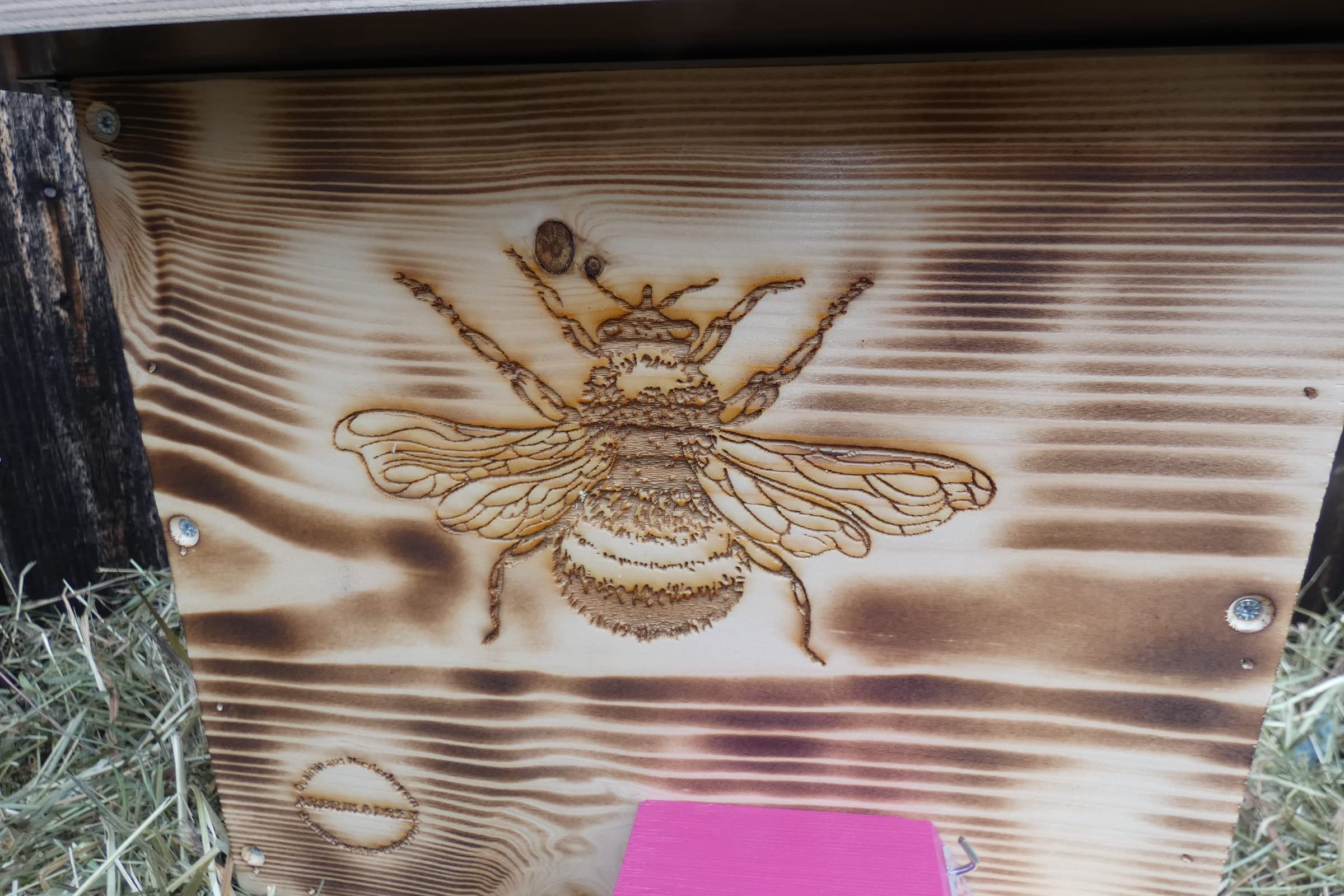 Hummelkasten mit Wachsmottensperre, Sichtfenster und Nistmaterial Wetterfest Bienenhaus Hummelhaus Nistkasten Hummelvilla Bienen Insektenhaus (Edel Geflammt)