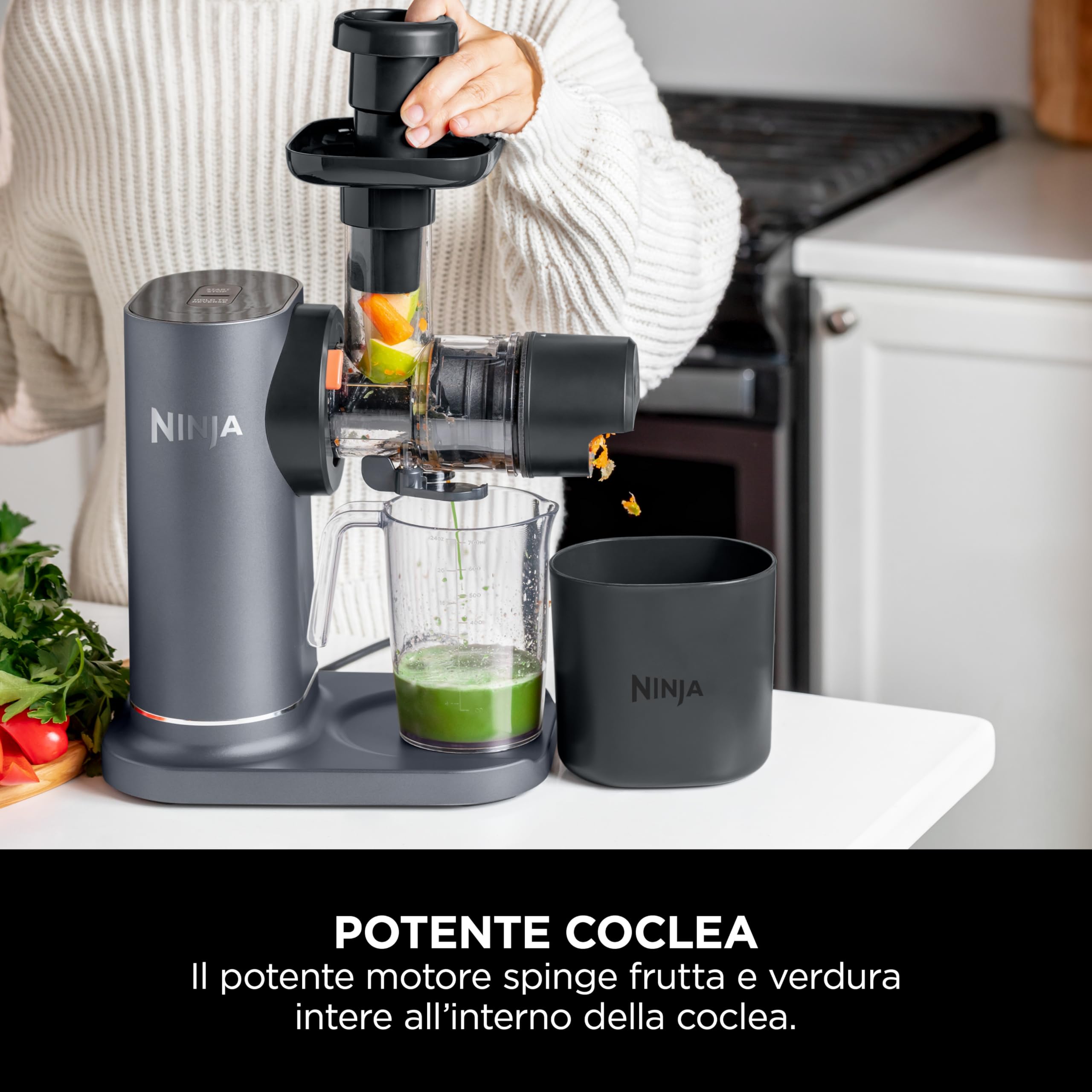 Ninja Cold Press Estrattore di Succo, Caraffa da 700ml, Contenitore Polpa 1,1 L, Prepara Succhi Freschi, Bevande e Shot Salutari, Compatto, Lavabile in Lavastoviglie, Parti Rimovibili, Grigio JC151EU