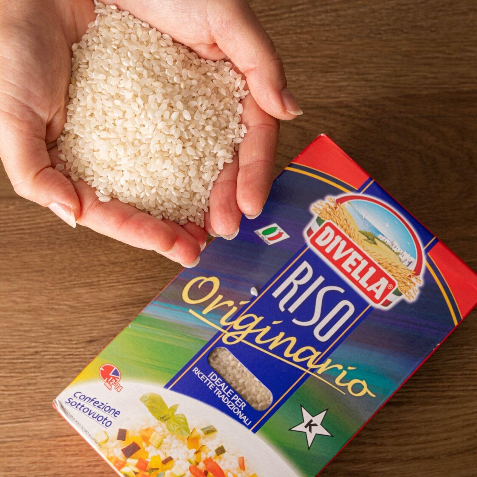 Lot de 10 grains de riz ronds Divella Riso Originario, riz italien, idéal pour les recettes traditionnelles, emballage sous vide de 1 kg + 1 sachet de talc Felce Azzurra gratuit, sachet de 100 g