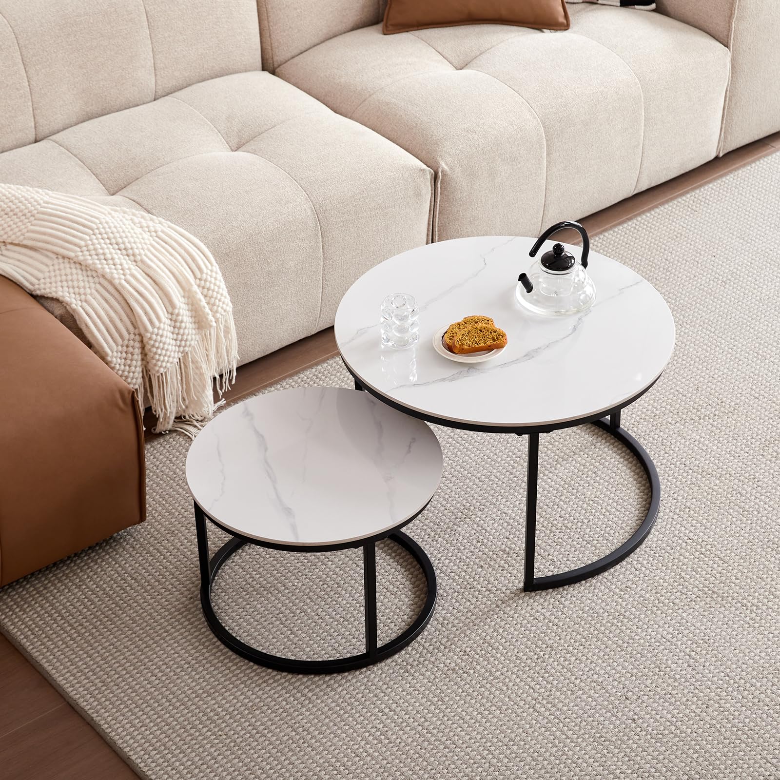 2er-Set Marmor-Couchtische mit Weißer Marmorplatte und Schwarzem Metallgestell, Moderner Runder Beistelltisch fürs Wohnzimmer – 80 x 80 x 45 cm
