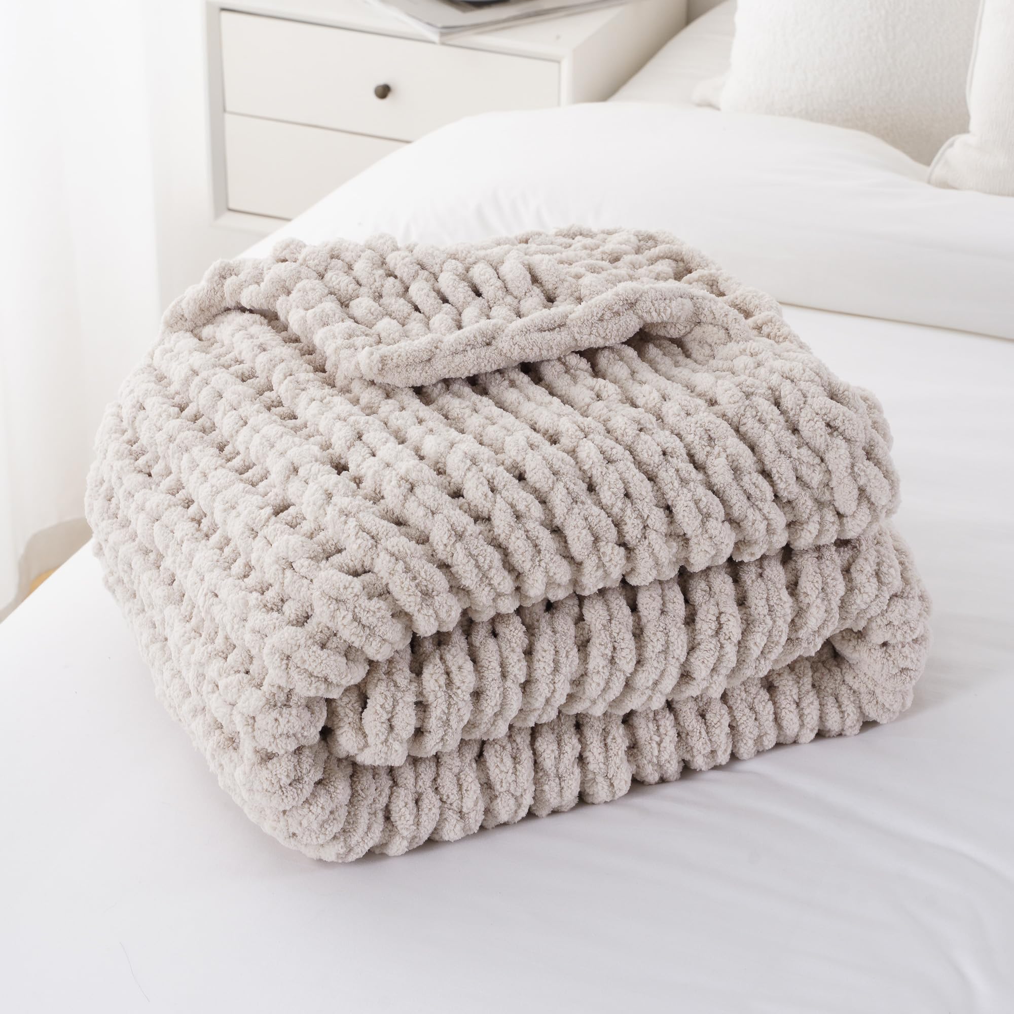 Battilo Manta de punto grueso, manta de felpilla suave y gruesa, 50 x 60 pulgadas, hecha a mano, manta de ganchillo de punto trenzado grande para sofá, cama, decoración del hogar, color gris pardo