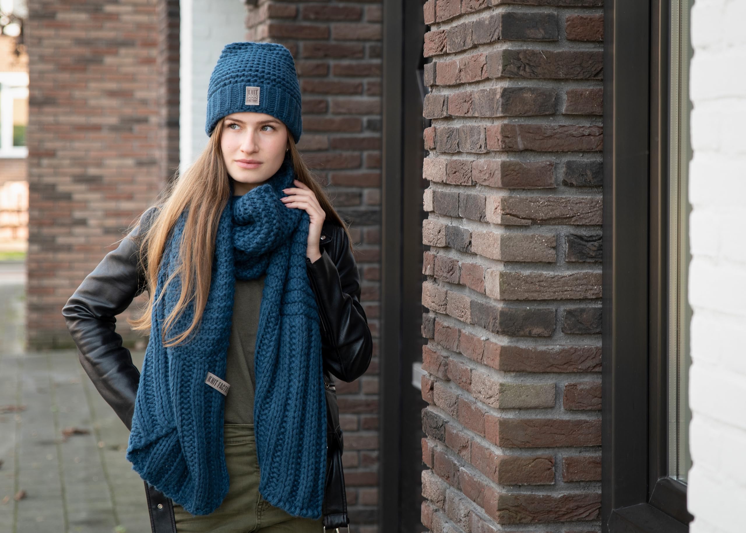 KNIT FACTORY - Alex Schal - Lange Strickschal - Mit grobmaschige Strickmuster - Aus Wolle - Für Damen und Herren - 200 x 45 cm