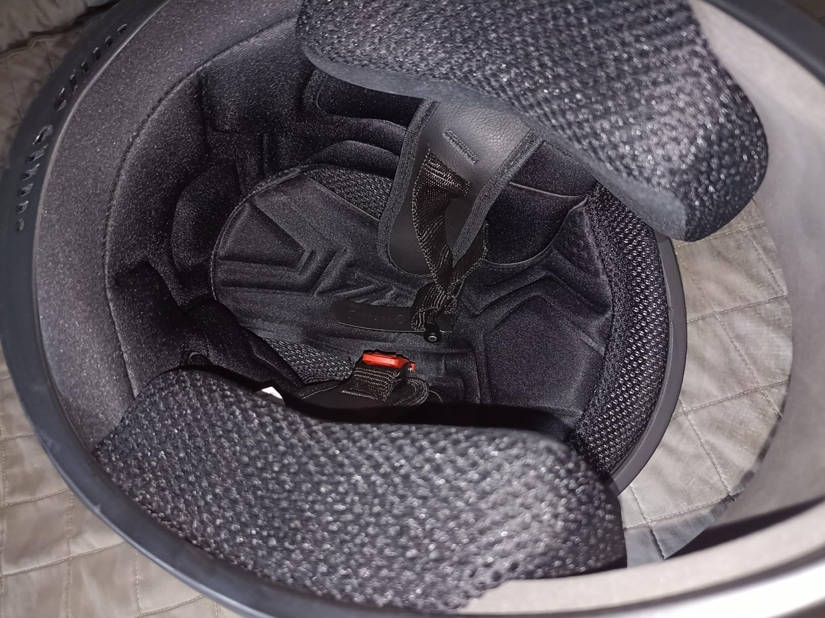 O capacete é adesivado tá gente,mas é lindo e bem acolchoado por dentro .