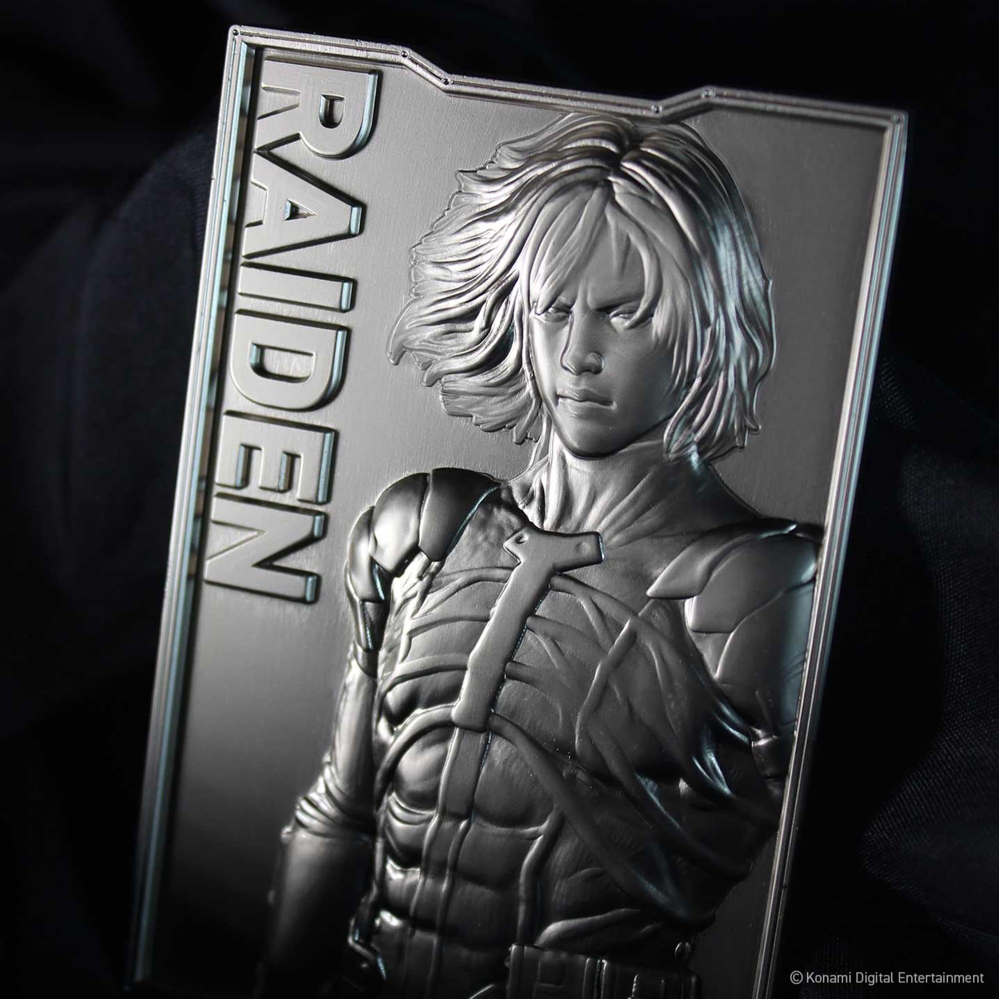 FaNaTtik Metal Gear Solid 2 - Lingotto di metallo Raiden da collezione, prodotto con licenza ufficiale, edizione limitata 5.000 in tutto il mondo, numerato con espositore