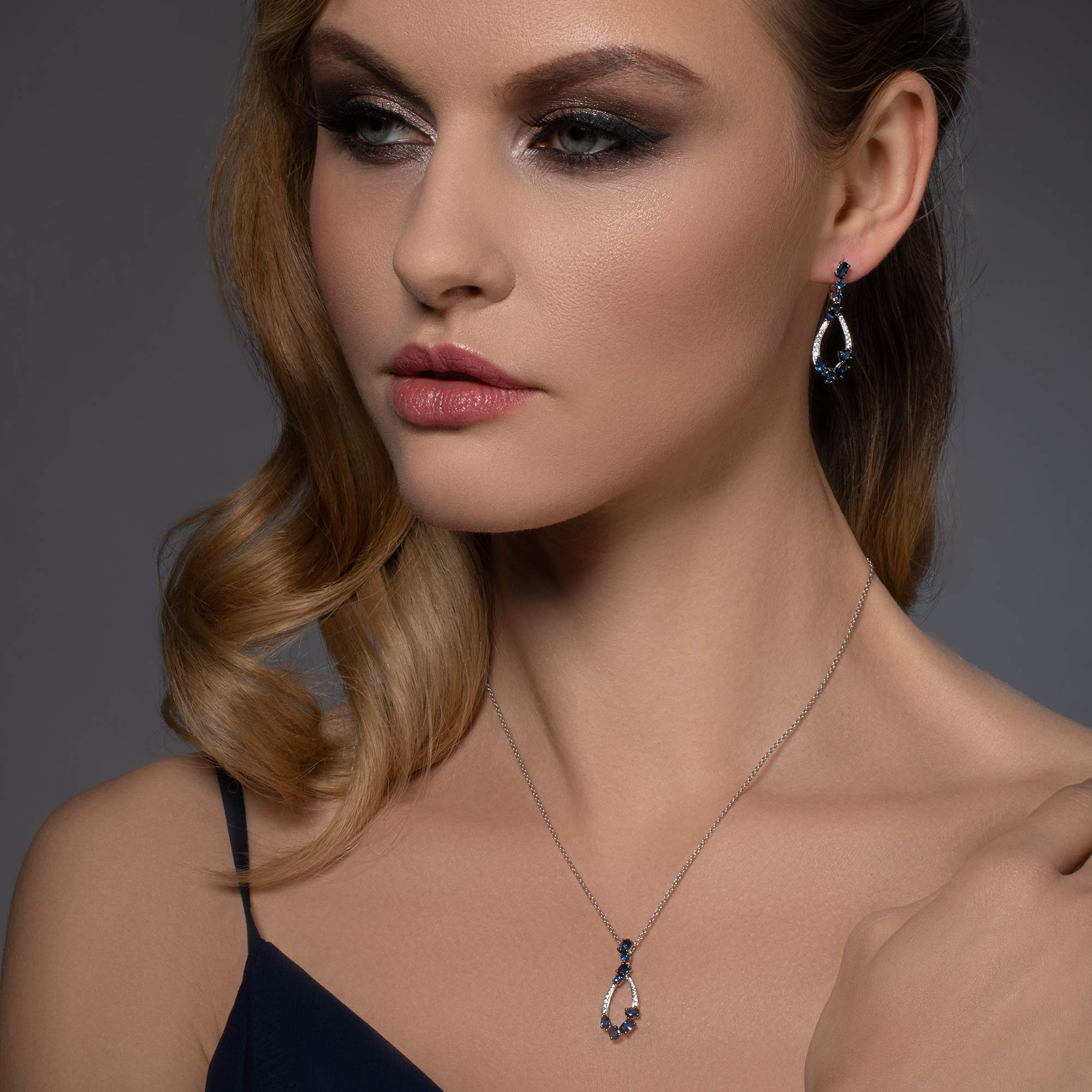 Namana Tautropfen Ohrringe für Damen. Lange Ohrringe aus 925er Sterling Silber für Frauen mit blauen Steinen und Zirkonia-Edelsteinen. Saphirblaue Ohrhänger aus Sterlingsilber mit Geschenkbox