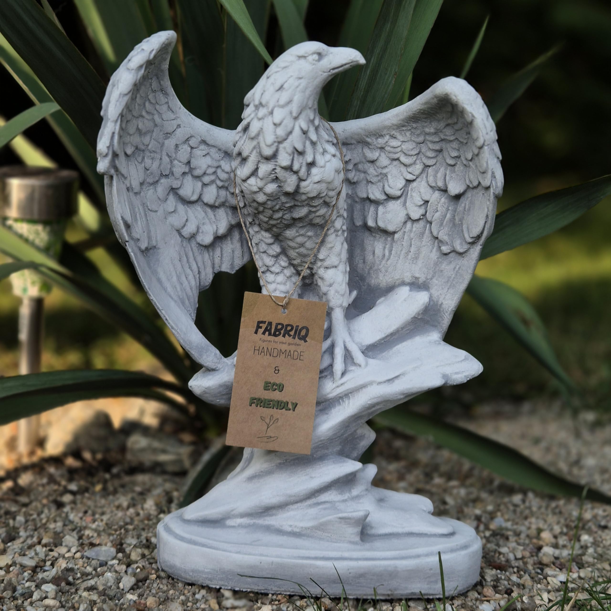 FABRIQ Adler auf Felsen 32 cm – 4 kg Steinguss Tierfigur – Frostsichere Gartendeko – Realistische Skulptur