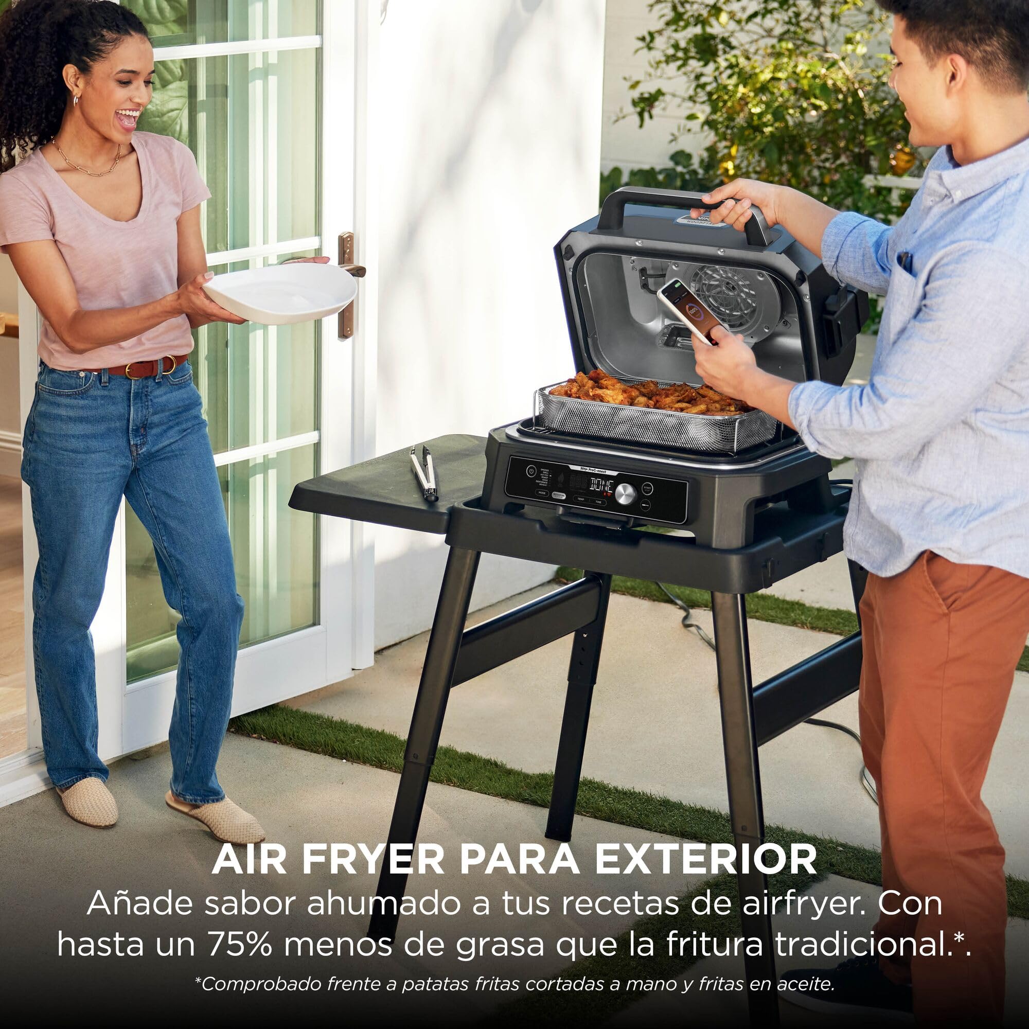 Ninja Woodfire Pro Connect XL Parrilla Eléctrica de Exterior y Freidora de Aire 7 en 1 - Control mediante App y 2 Sondas Digitales - Soporte para Costillas, Funda y Cepillo - Azul y Negro, OG901EUAMZ