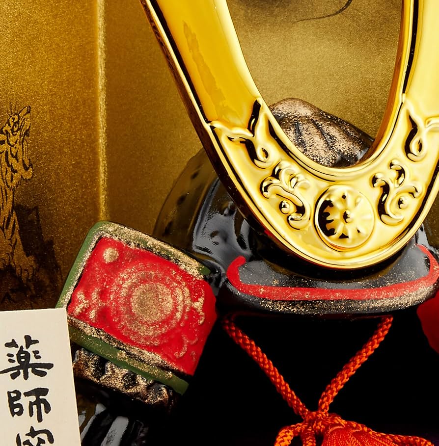 出世兜 Amazon | 錦彩出世兜(金耀・龍虎屏風付) [14cm] | 五月人形 | 兜