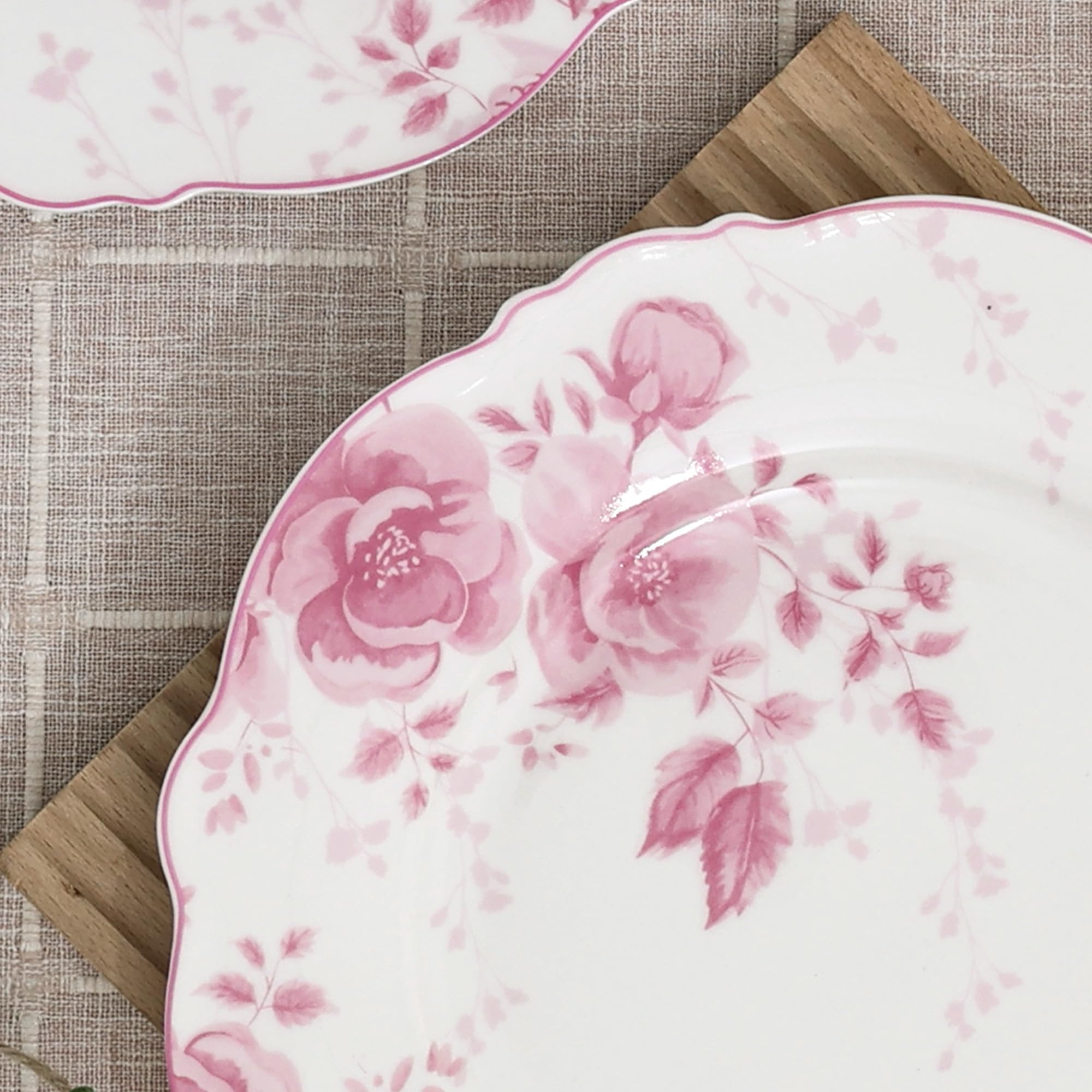 fanquare Lot de 4 Assiettes Plates Roses à Fleurs, 26,7 cm, Grandes Assiettes Rondes en Porcelaine pour Pâtes, Hors-d'œuvre et Steak, Adaptées au Micro-ondes et au Lave-vaisselle