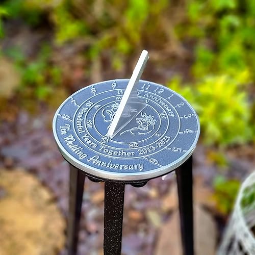 Miniatura 7 de Regalo de reloj de sol de aniversario para el décimo aniversario de boda de lata 2013-2023 con soporte de pedestal. Idea de regalo de jardín de