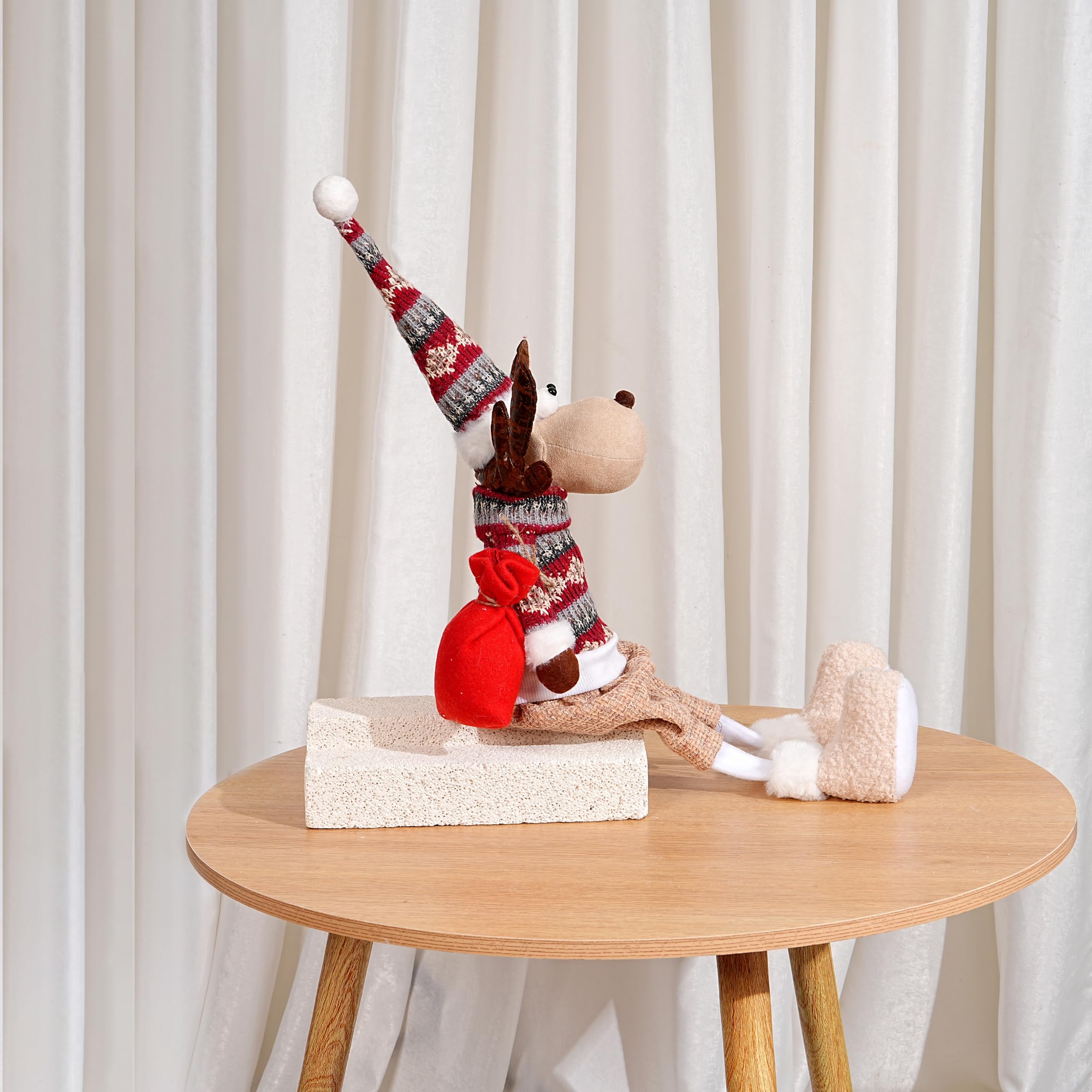 Rentier Regalsitzer Deko 60 cm – lange baumelnde Beine, formbar (Draht in Mütze & Armen), Strickpullover, beschwerter Boden, Weihnachtsdeko für Regal Kamin Sims Fensterbank
