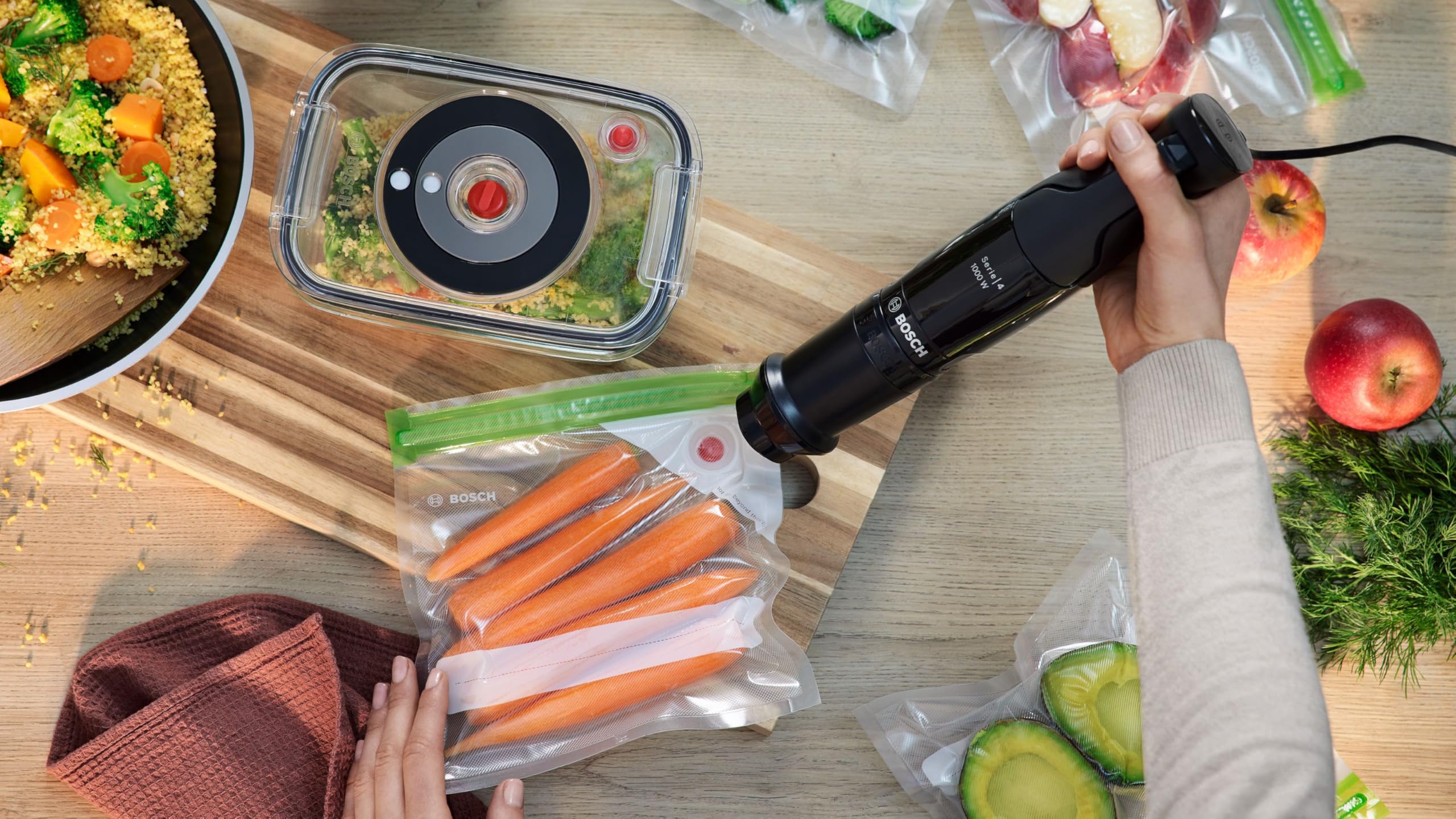 Bosch Serie 4 Frullatore a Immersione ErgoMaster MSM4B621, 1000 W, Ergonomico, Regolazione Dinamica della Velocità, Lame in Acciaio Inox, Tritatutto e Frusta Inclusi, Bicchiere Graduato, Nero