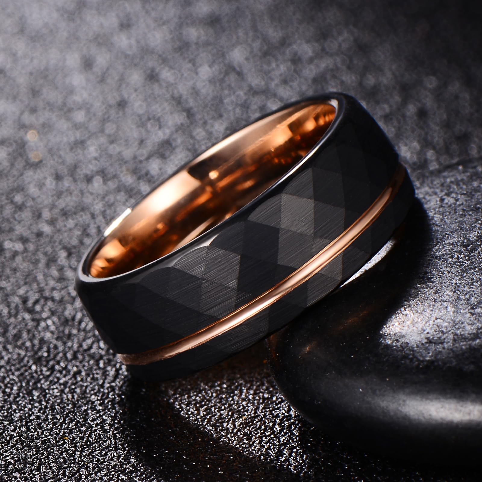 Fascia Uomo Geometrica Sfaccettata – Anello Nuziale in Tungsteno Nero Larghezza 8mm con Accento Oro Rosa (Misura USA)