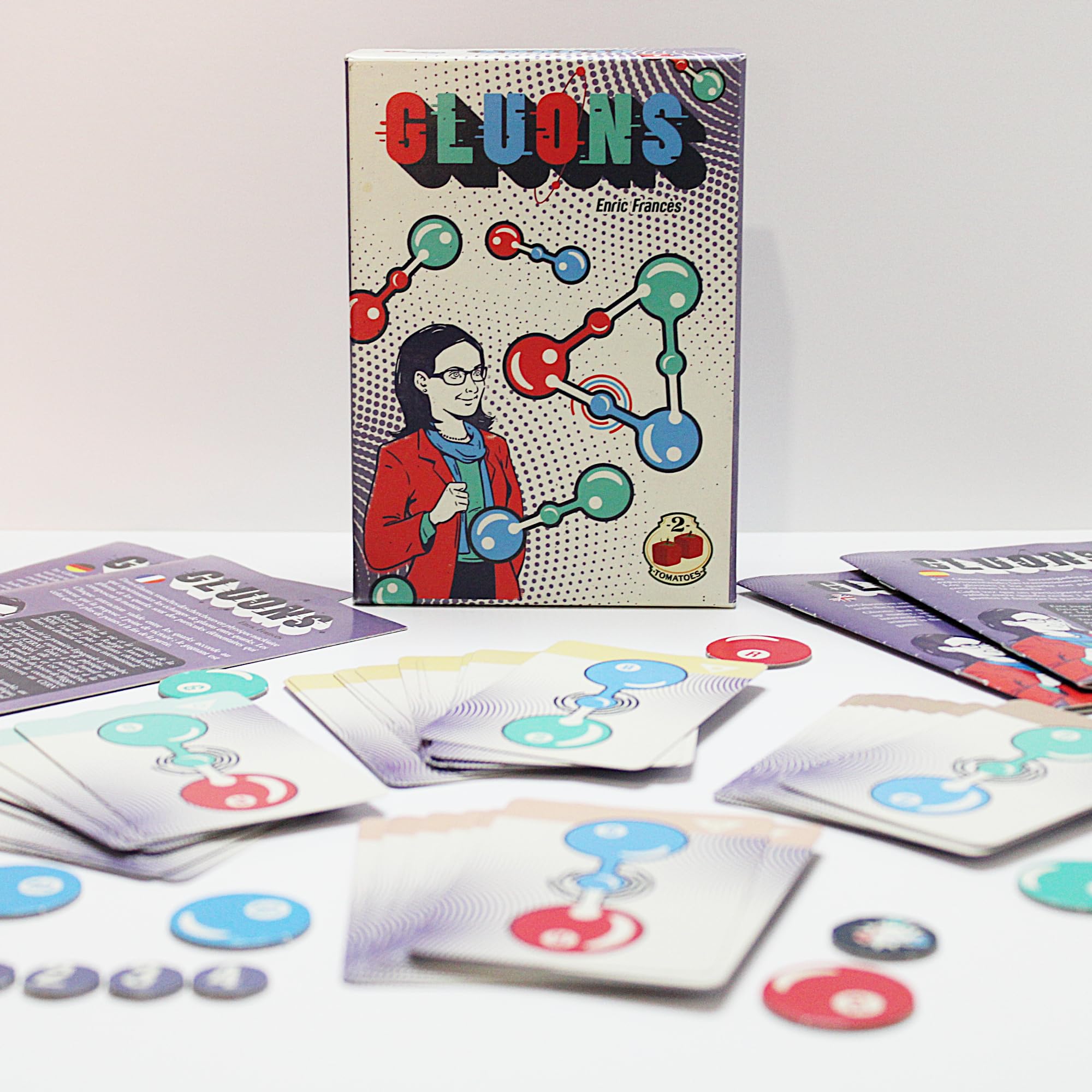 2 Tomatoes Games - Gluons Gioco Da Tavolo Di Carte - Sfida Strategica Sul Mondo Della Fisica Nucleare - 2-4 Giocatori, 30-45 Minuti - Multilingua (IT/EN/DE/FR/ES)