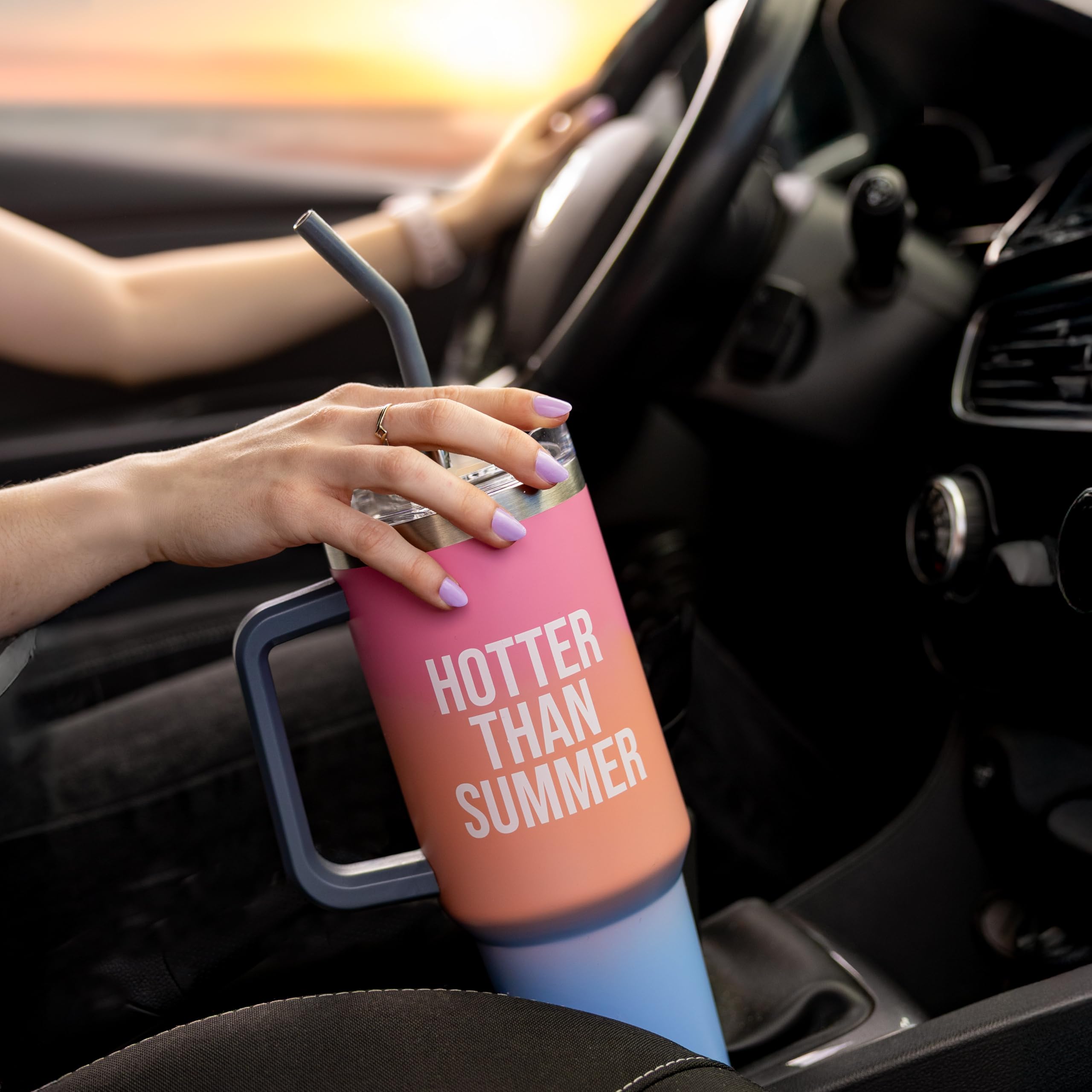 Fisura – Bouteille d’eau isotherme 1,2 L "Hotter Than Last Summer". Gourde thermique rose en acier inoxydable. Sans BPA. Conserve 24h le froid / 12h la chaleur. Avec paille intégrée. 9,8 cm x 27,8 cm.