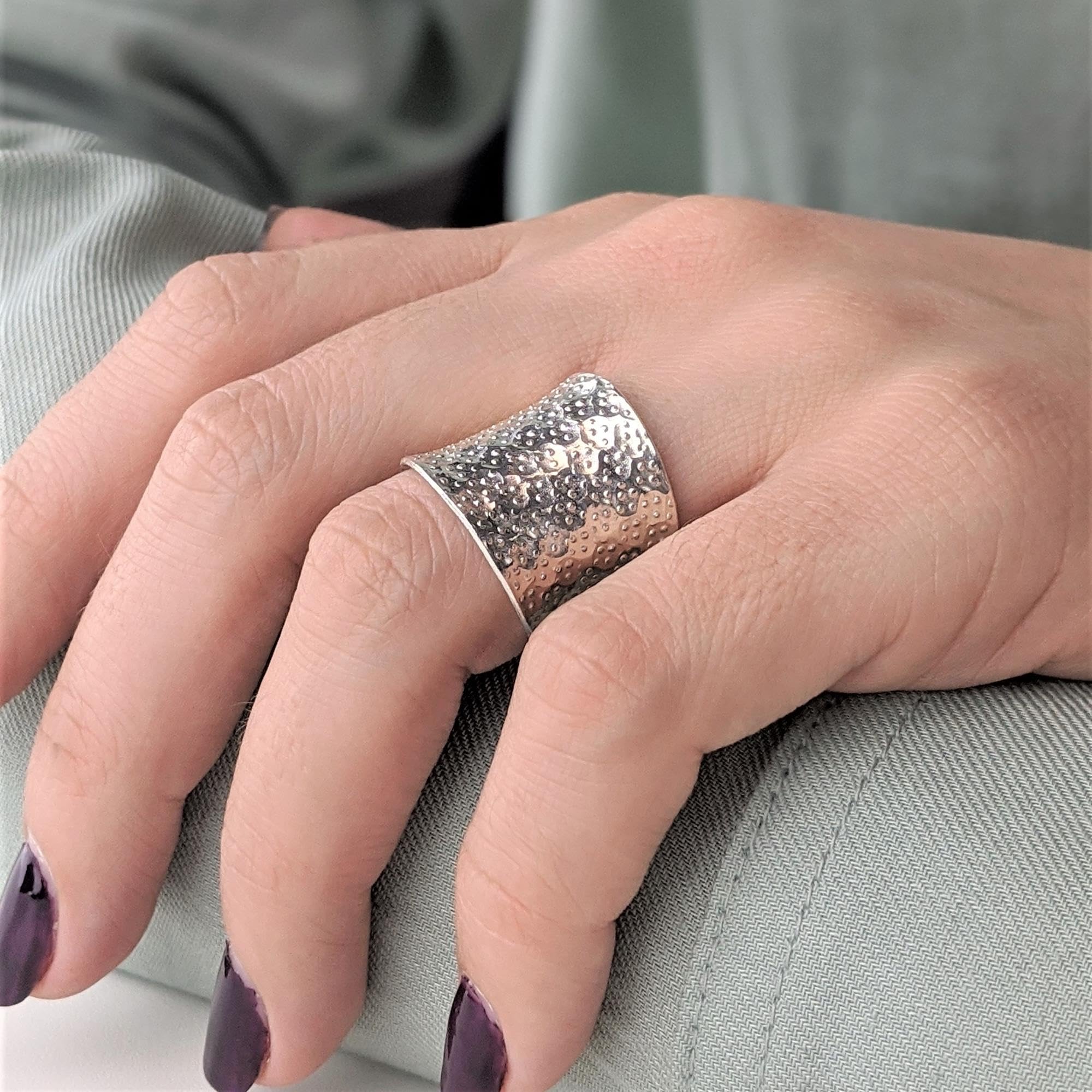 81stgeneration Hill Tribe Anillo de Banda Ancha Martillado de Plata con Textura de Puntos | Anillo Cóncavo Ajustable de Plata 999 para Mujer | Joyería Tribal Medieval | Anillos Gruesos para el Pulgar