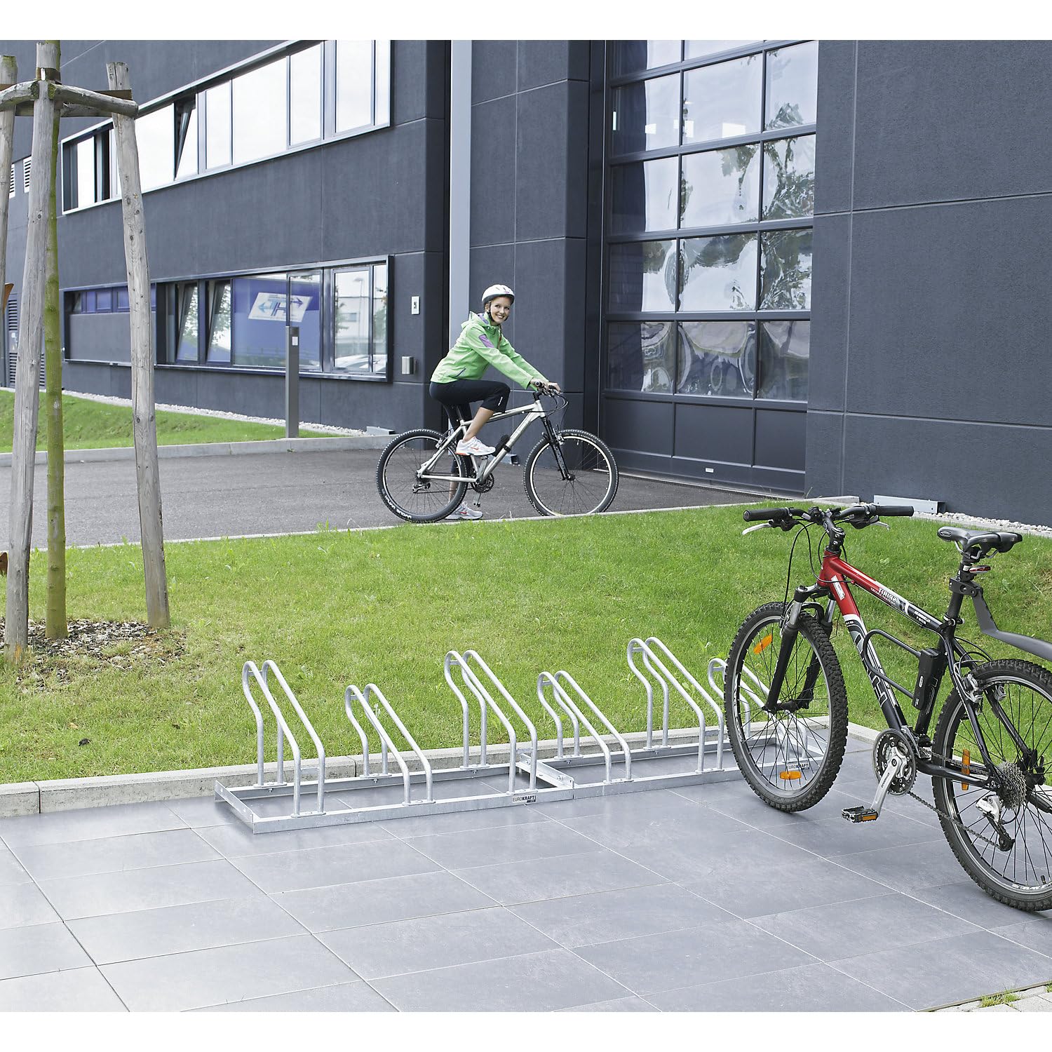 eurokraft | Fahrradständer | Bügel aus 18 mm Stahlrohr | Radeinstellung einseitig | feuerverzinkt | 3 Stellplätze