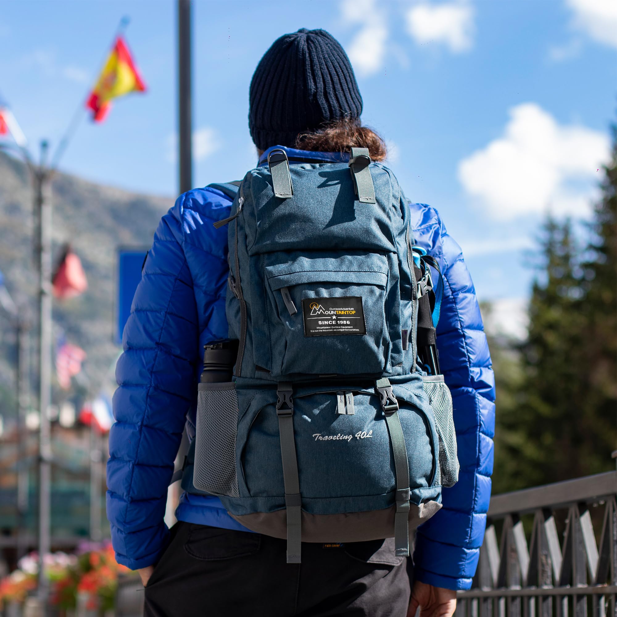 MOUNTAINTOP Mochila de senderismo de 40 litros para mujeres y hombres, para viajes al aire libre, camping, mochila de día con cubierta para la lluvia, 21.7 x 13 x 7.9 pulgadas, color azul ahumado
