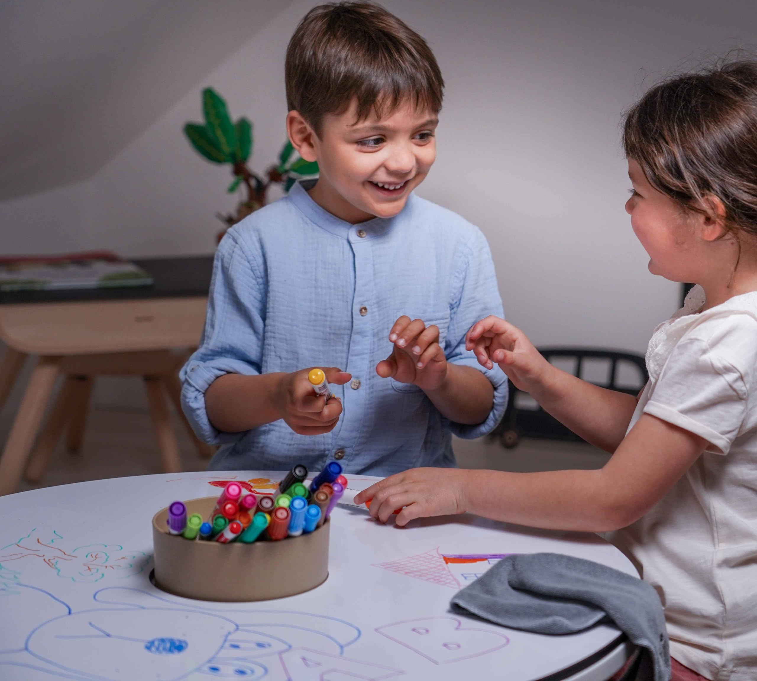 Imagin’Table – Table créative pour Enfants – Design évolutif – Table Seule avec Feuilles de coloriage – by Drawin’Kids®