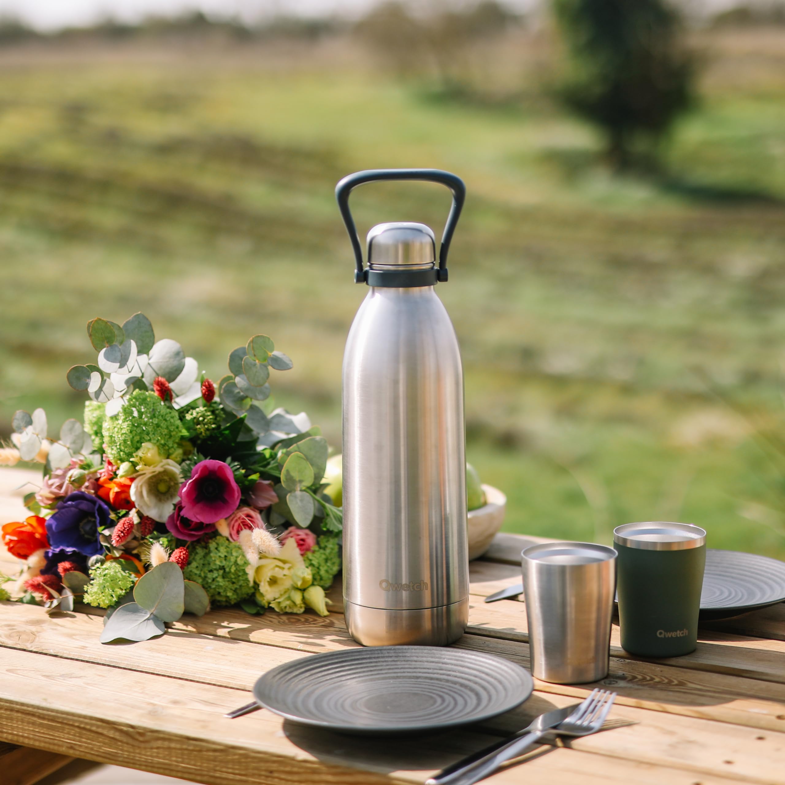QWETCH - Große 1,5L Edelstahl Trinkflasche Titan - Thermosflasche 48h Kalt & 16h Heiß - Auslaufsicher & BPA-frei - Isolierflasche mit Griff - Perfekt für Camping, Picknick & Familie