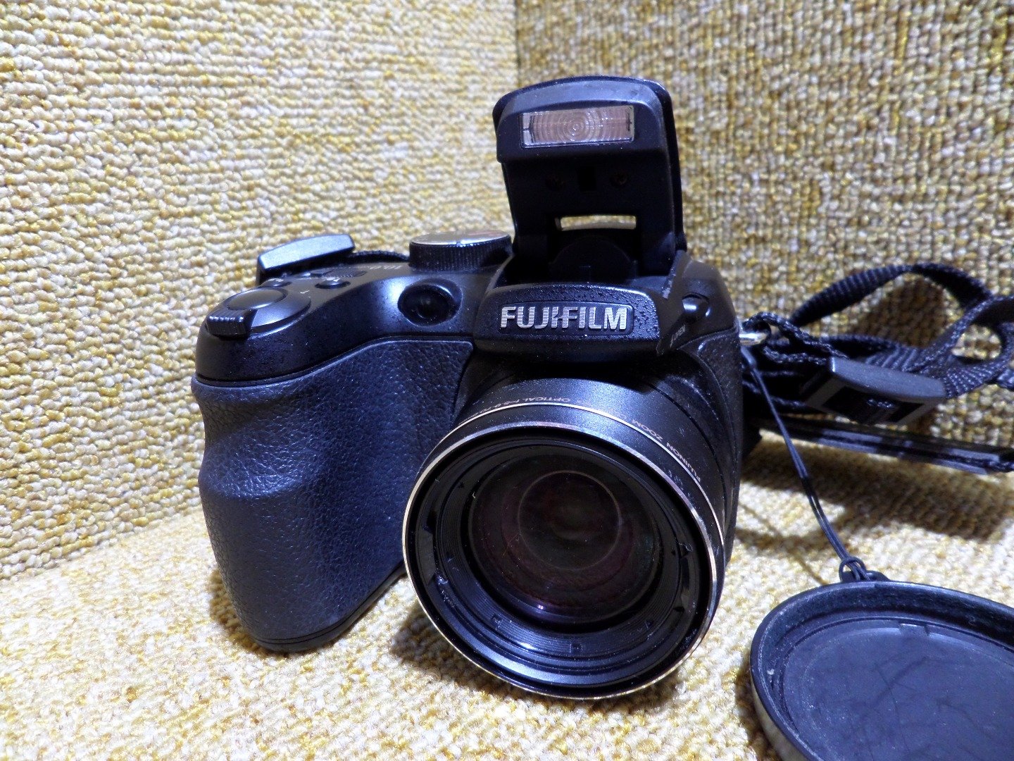 Fujifilm FinePix S1500 - Appareil Photo Numérique 10 Mpix Zoom Optique 12x Ecran LCD 2,7 - Noir