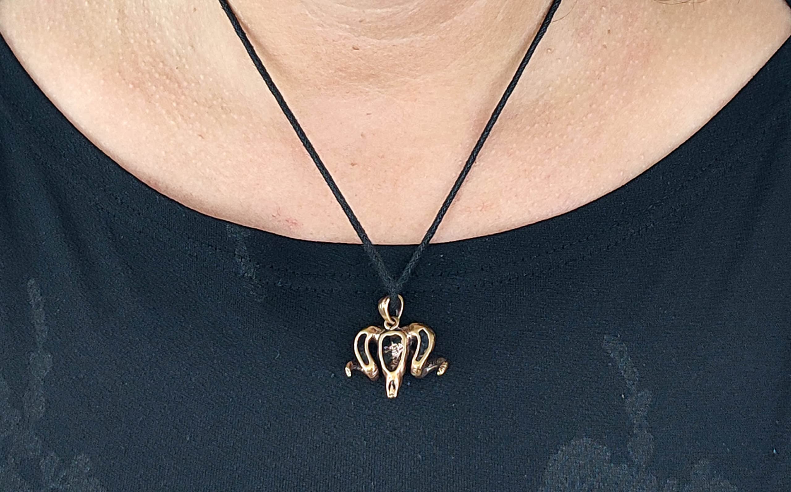 Kiss of Leather Widderkopf Anhänger aus Bronze mit Baumwollband Br. 129
