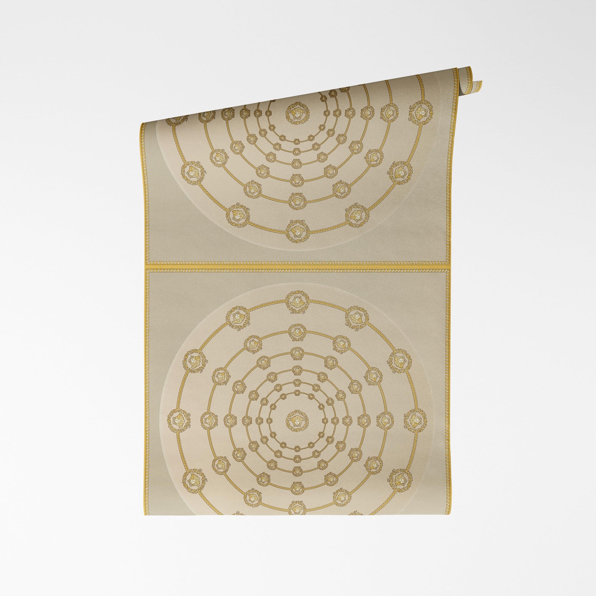 Papier peint intissé style Méduse beige et gris pour créer une chambre parentale baroque
