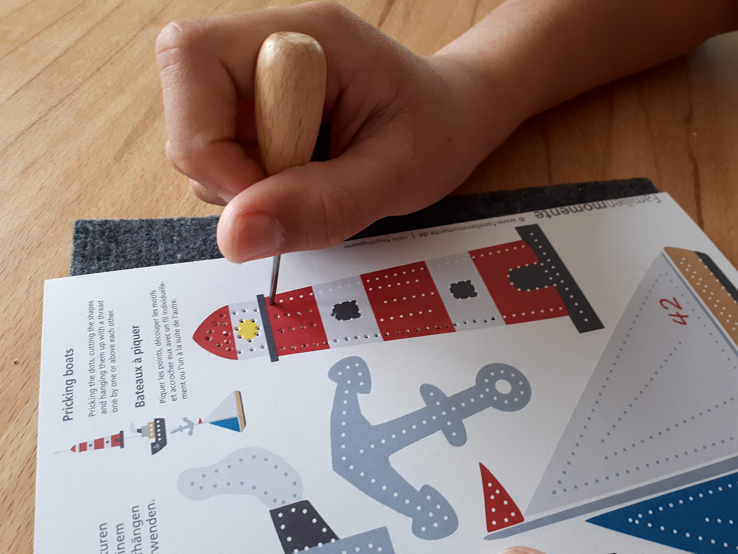 Familienmomente Kit De Bricolage Maxi Avec 10 Images à Piquer (2 X Véhicules, Chantier, Avions, Bateaux, Espace) DIN A5, 2 X Feutres Piquants, Aiguilles à Piquer (mer