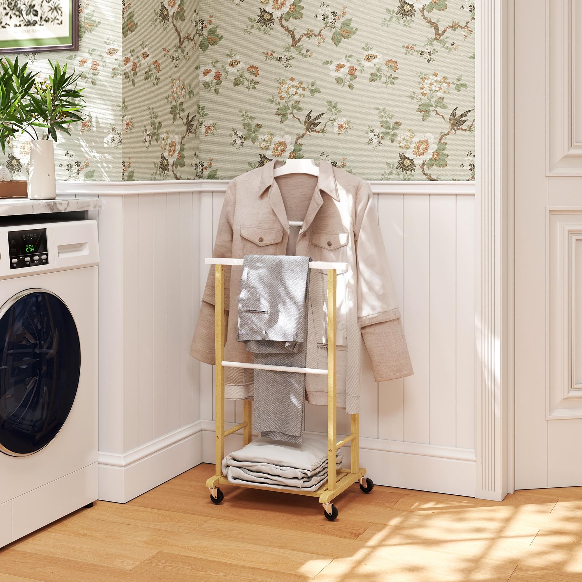 HOMCOM Valet de chambre à roulettes, portant à vêtements en bambou avec cintre intégré, tiges à pantalons et étagère pour chaussures, porte-manteaux pour chambre, buanderie, bois naturel et blanc