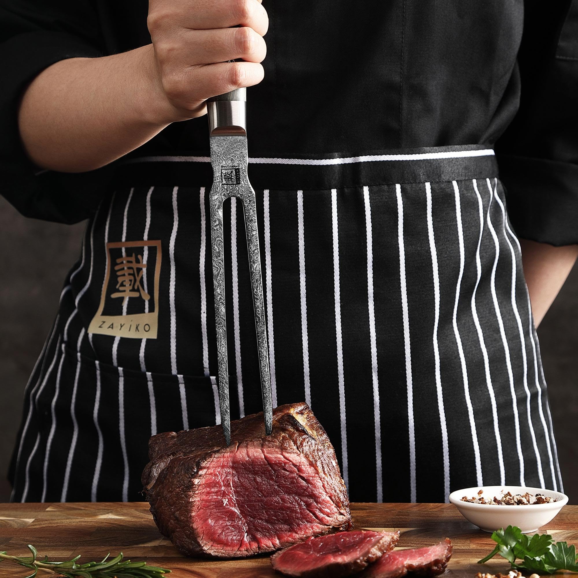 Zayiko Professional Series Damast Tranchiergabel 31 cm mit Ahornholzgriff | Fleisch- und Grillgabel mit 2 langen Zinken; 67 Lagen Damaststahl mit VG-10-Kern, für Braten und Grillgut, inklusive Holzbox.