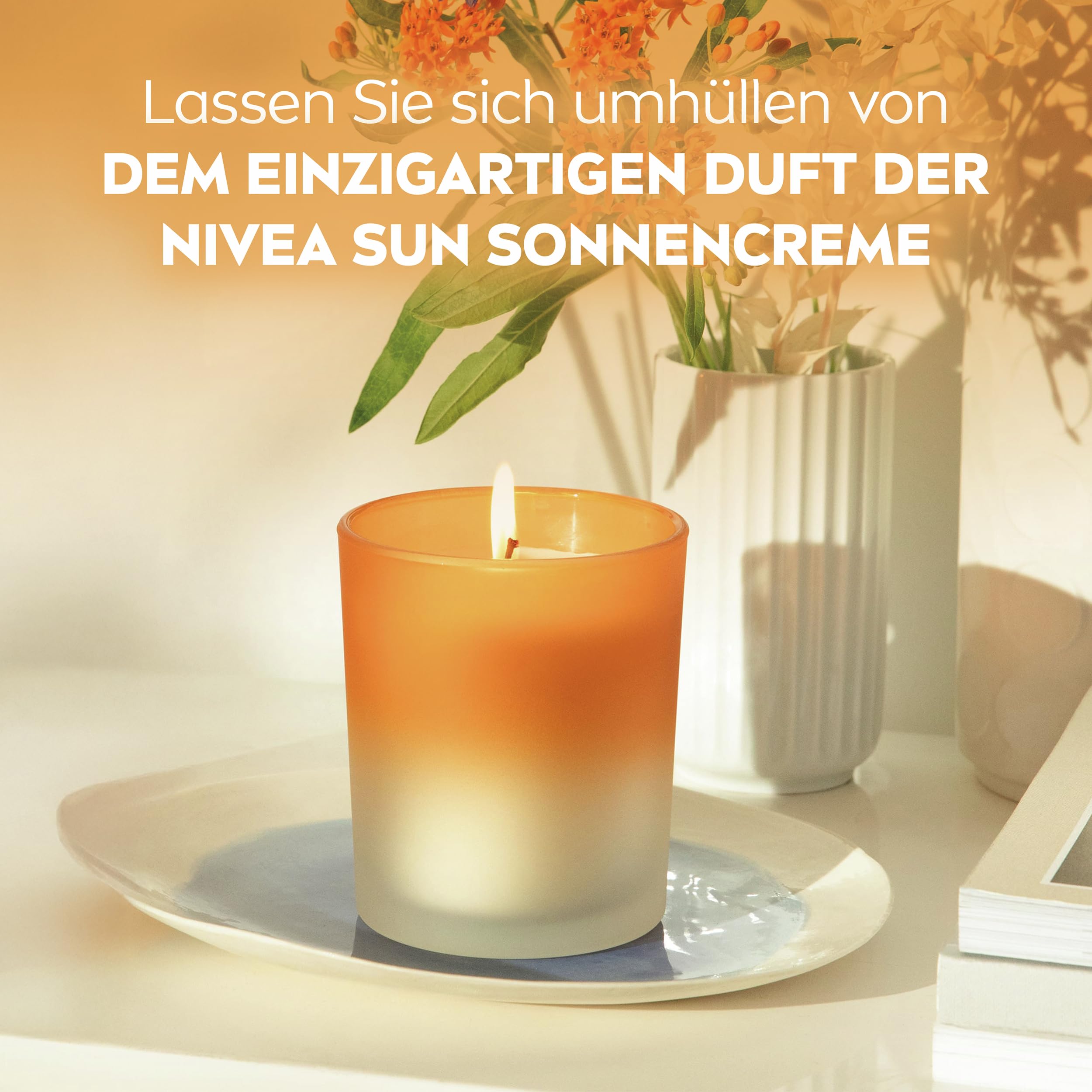 NIVEA SUN Duftkerze, schöne Duftkerze im Glas mit dem bekannten Duft der NIVEA SUN Sonnencreme, zart duftende Kerze im Ombre-Glasbehälter (120 g) Küche, Haushalt & Wohnen