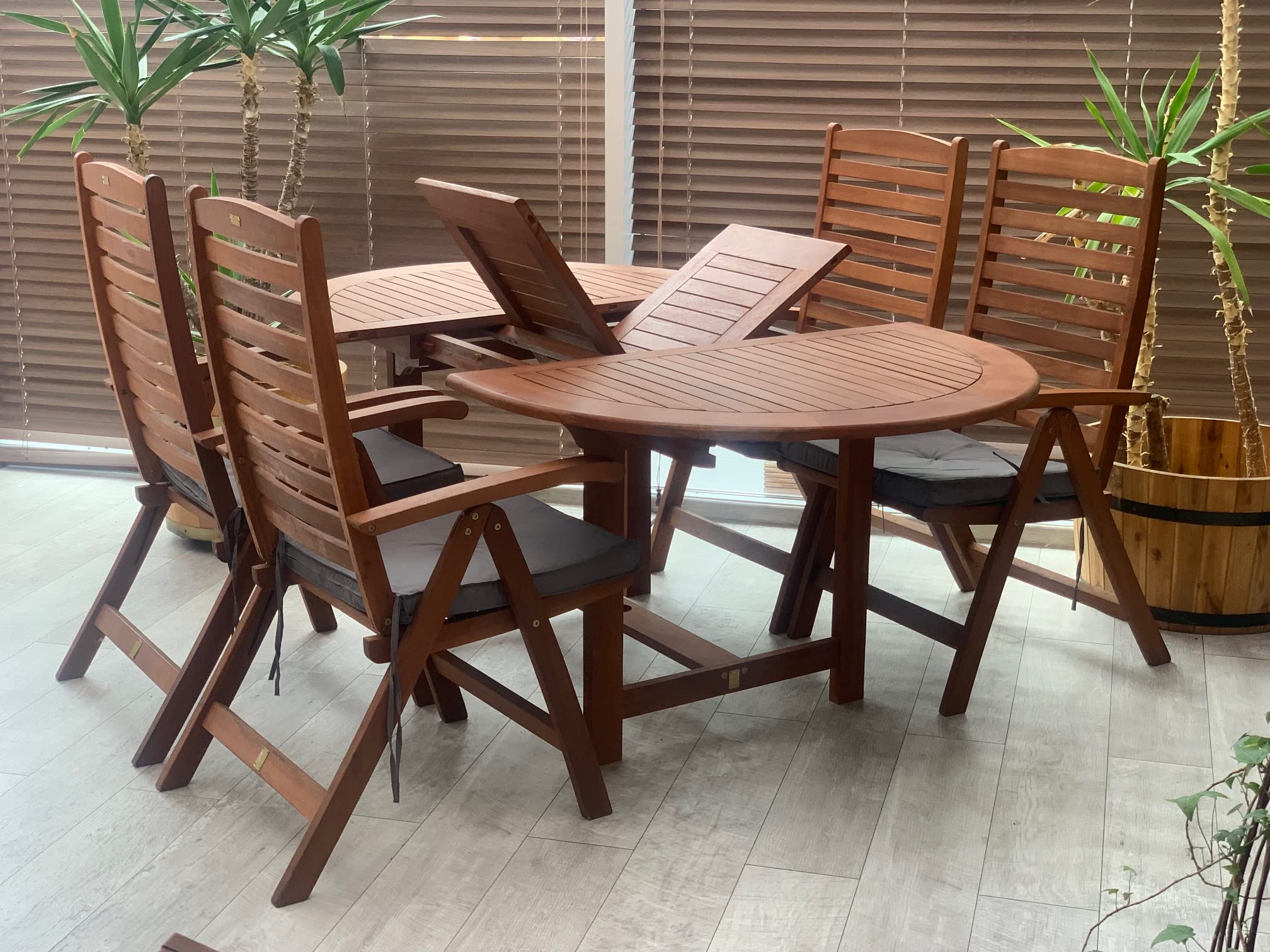 Rattanland Gartenmöbel Set aus Exotenholz FSC-zertifiziertes Eukalyptus - Oldham-Set mit 110 cm breitem Tisch, 4 Eukalyptus-Stühlen und 4 Kissen pro Sitzplatz (graue Kissen)
