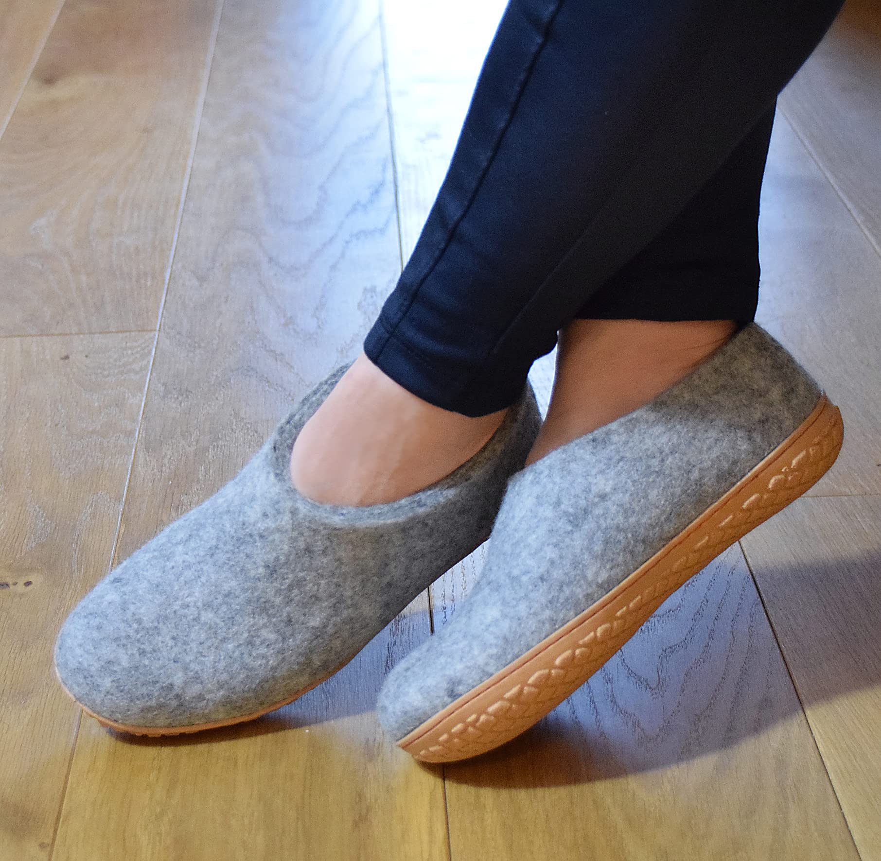 Filz Hausschuhe - Damen Outdoor Hüttenschuhe mit Gummisohle - handgemachte Slipper aus 100% Schurwolle