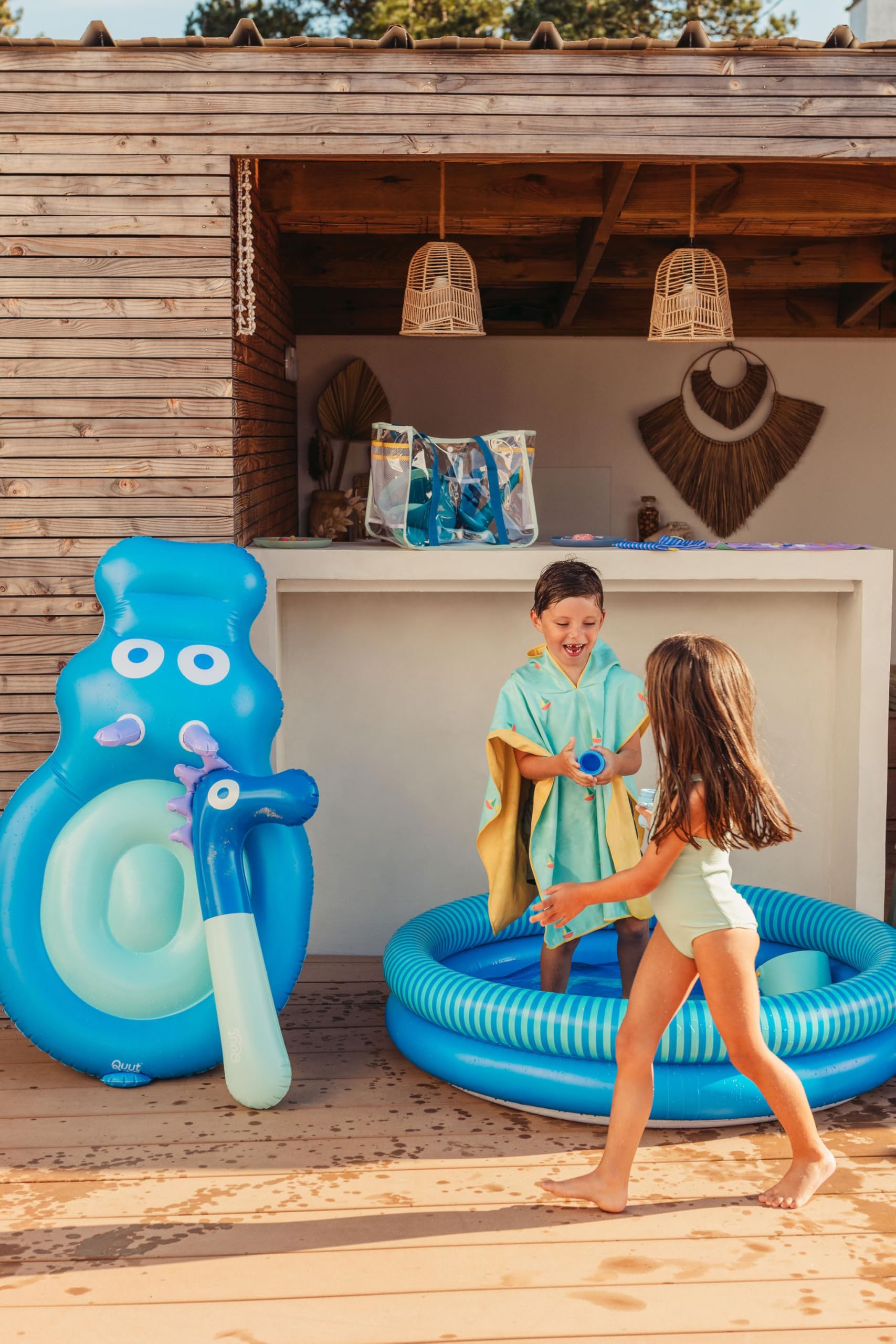 Quut - Dippy - Piscina gonfiabile in PVC Premium (0,30 mm) - Divertente e Design a partire da 2 anni - 120 cm di diametro - Piscina gonfiabile rotonda 2 paraspifferi (strada oceano)