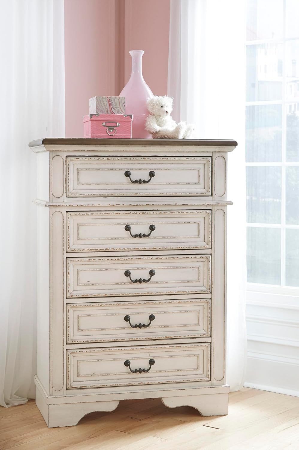 Signature Design by Ashley Realyn Chest Of Drawers, Traditional Cottage Dresser With Two‑Tone Finish, Wood Construction With Storage Drawers For Bedroom Organization, White