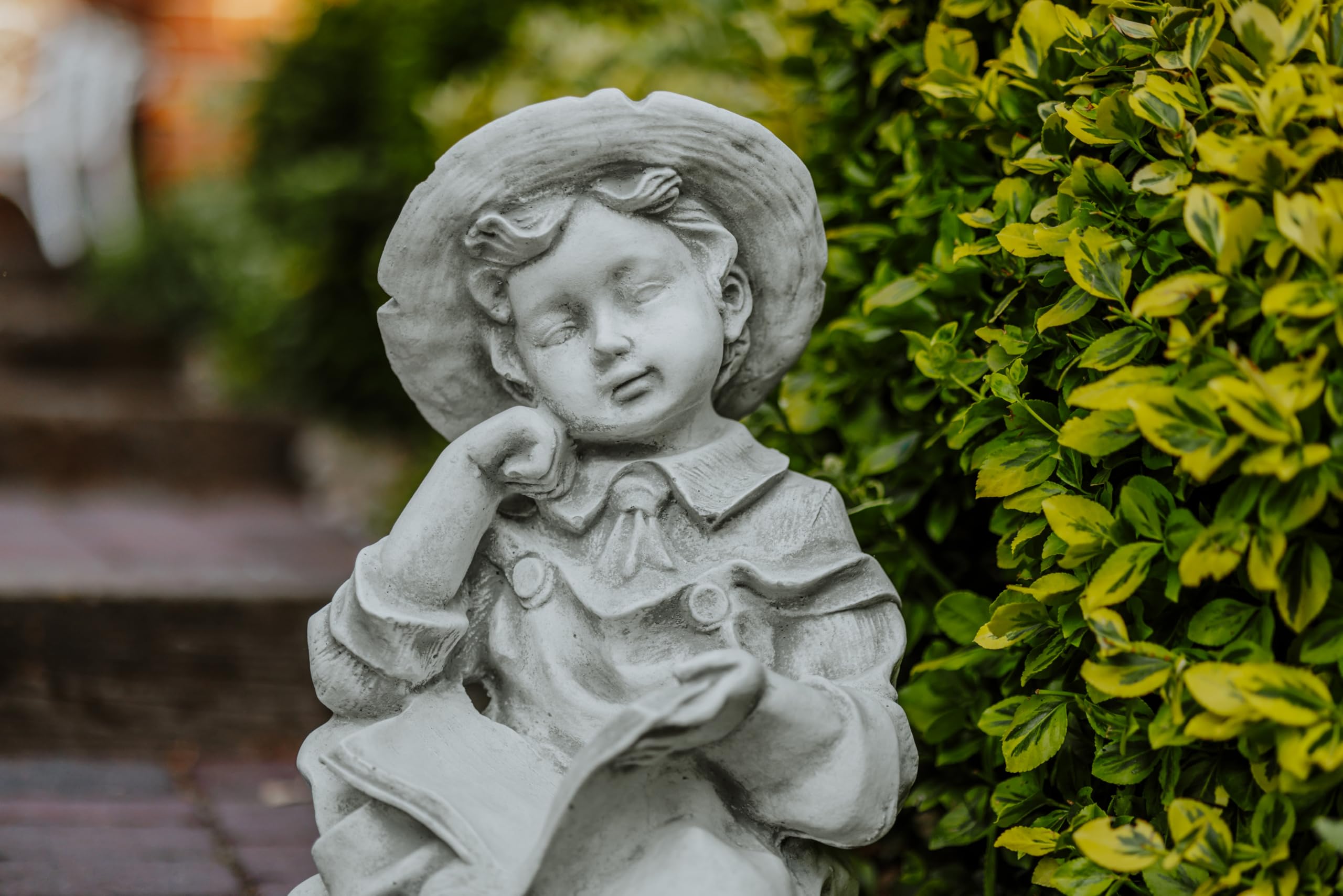 gartendekoparadies.de Jungen Figur mit einem Buch, Steinfigur H. 43 cm, 24 kg, Grau, frostsicher aus Steinguss für Außenbereich