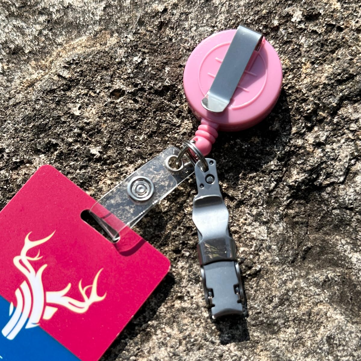 QREEL Carrete de insignia con clip para cinturón, clip retráctil para insignia, clip para tarjeta de identificación con cable retráctil de 29 pulgadas (rosa, paquete de 2)