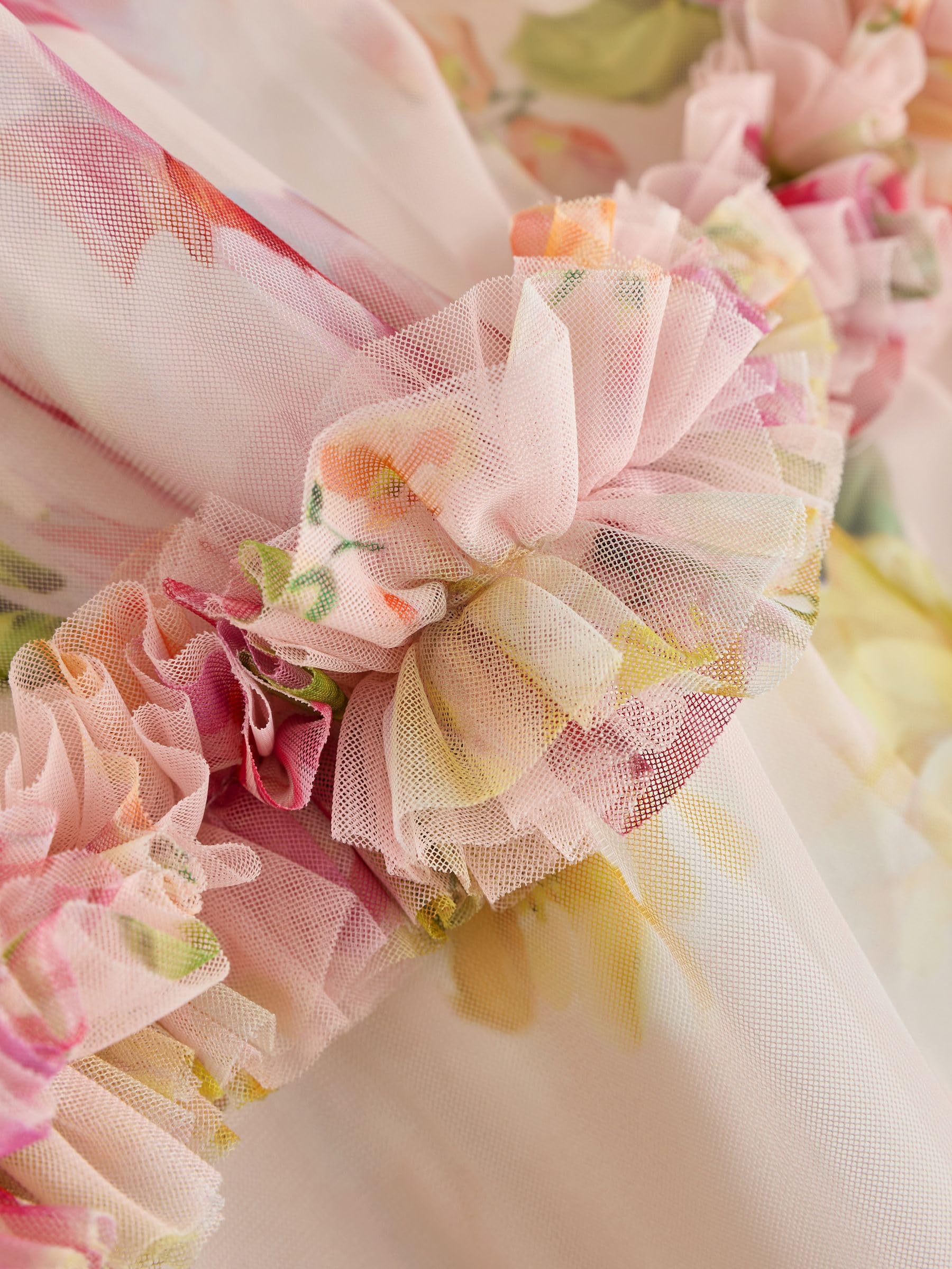 Młodsze dziewczynki Kwiecista sukienka z warstwą z siateczki i falbanką Baker by Ted Baker