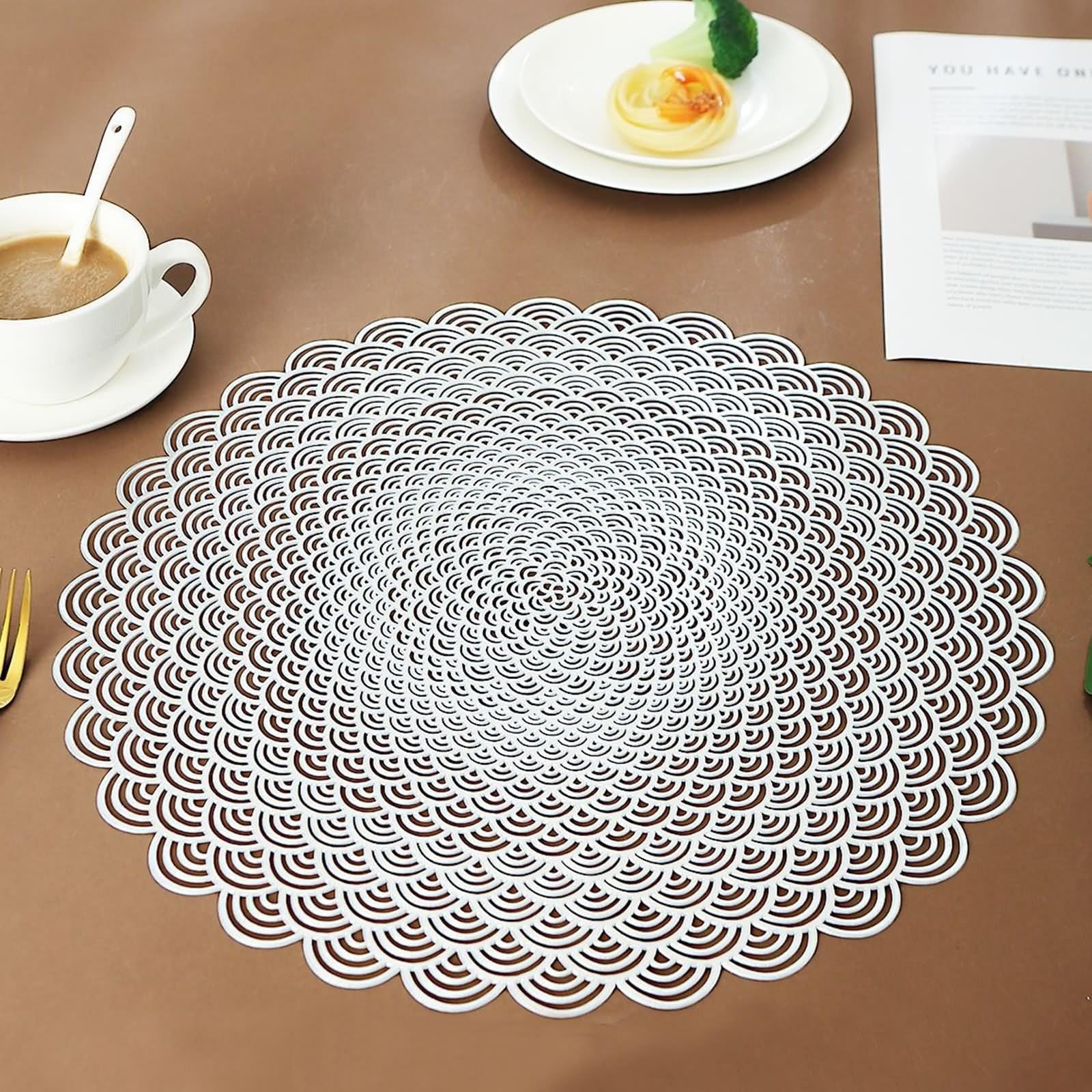 Lot de 6 Quilted Placemats 38cm, Dessous de Table Deco Motif Floral Ondulé Creux PVC Argent